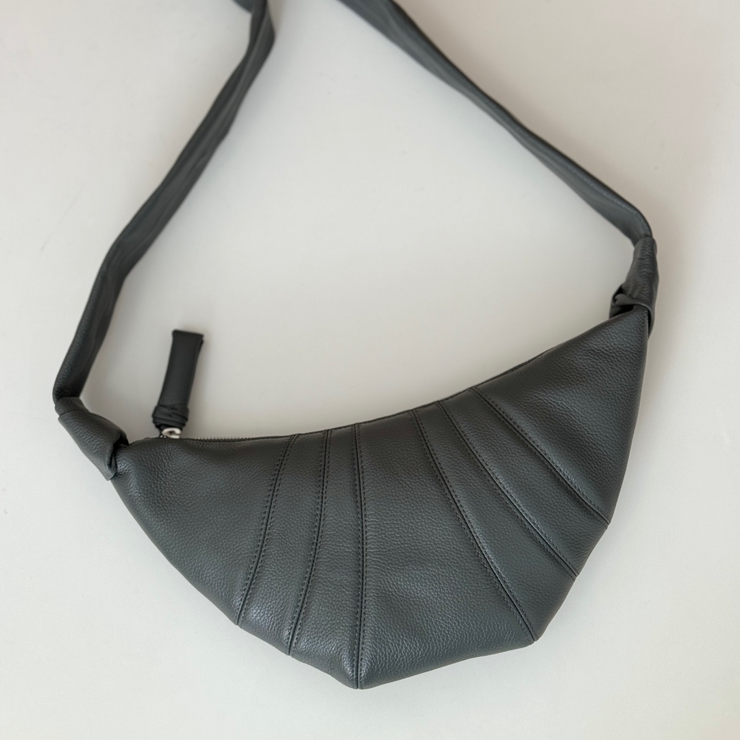 p660。Lemaire小号牛角包

LL095 深灰 

尺寸：35x16x5cm

Lemaire 的经典，酷似牛角包的外形火爆全球，清冷与洒脱的顶级工艺，优雅利落且实用性兼具