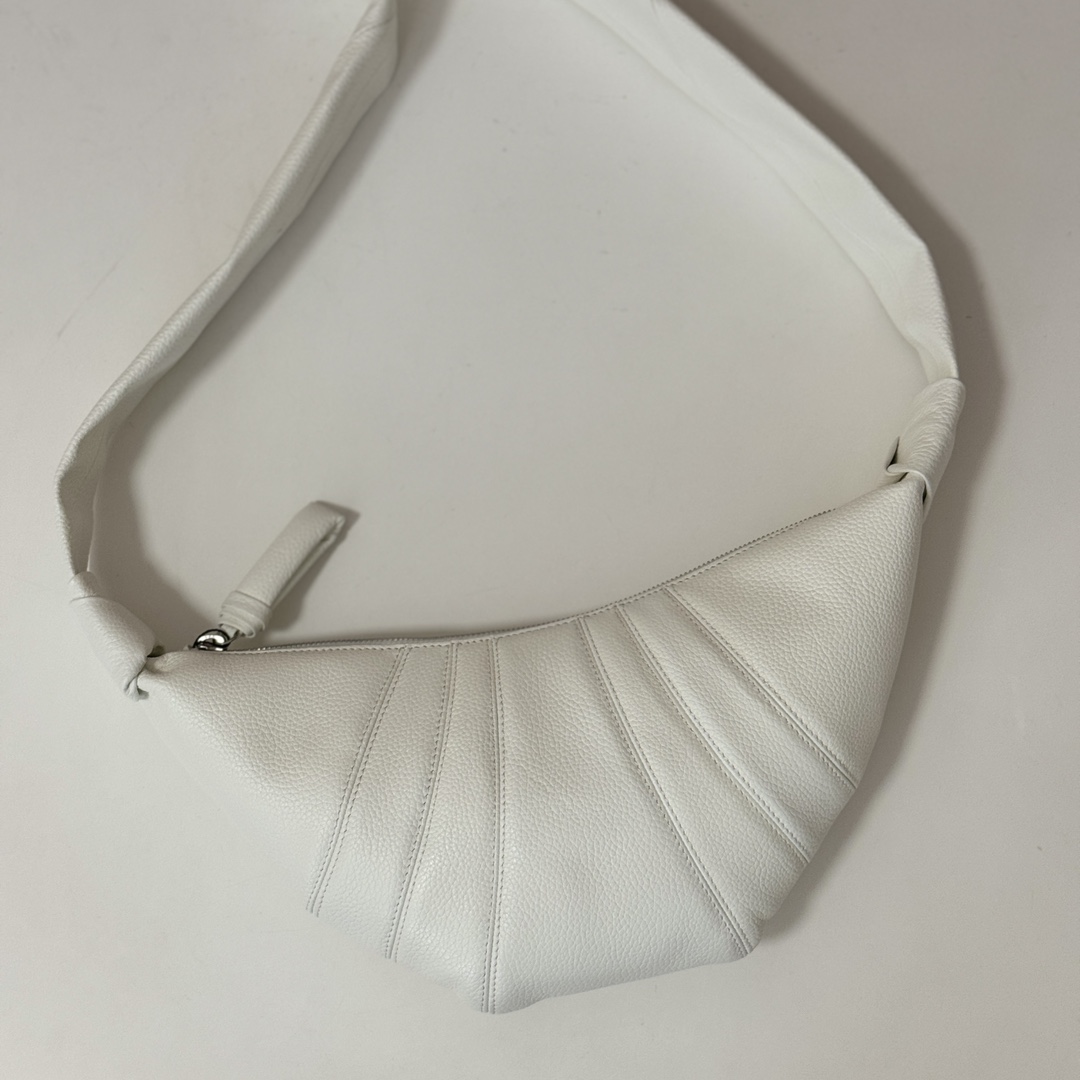 p660。Lemaire小号牛角包

LL095 白色

尺寸：35x16x5cm

Lemaire 的经典，酷似牛角包的外形火爆全球，清冷与洒脱的顶级工艺，优雅利落且实用性兼具
