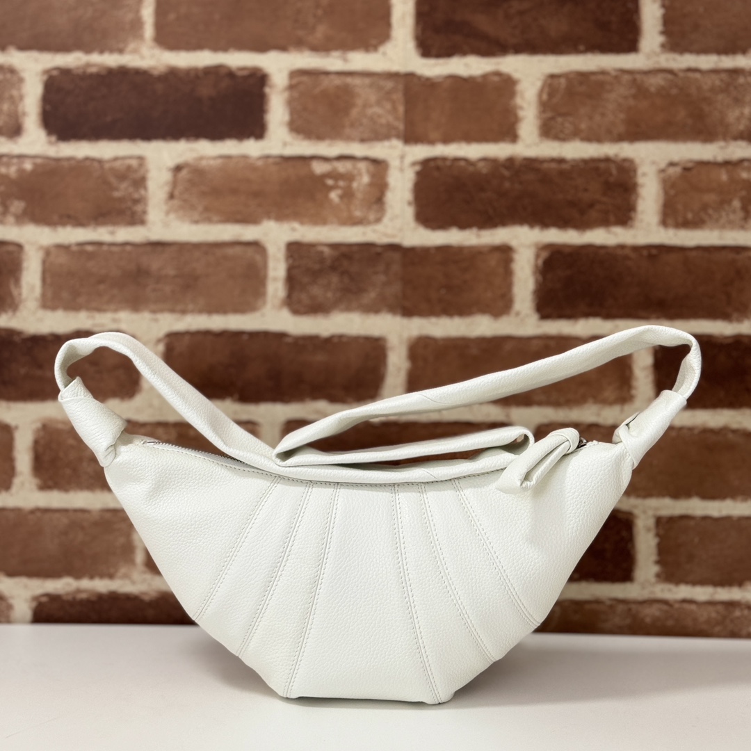 p660。Lemaire小号牛角包

LL095 白色

尺寸：35x16x5cm

Lemaire 的经典，酷似牛角包的外形火爆全球，清冷与洒脱的顶级工艺，优雅利落且实用性兼具