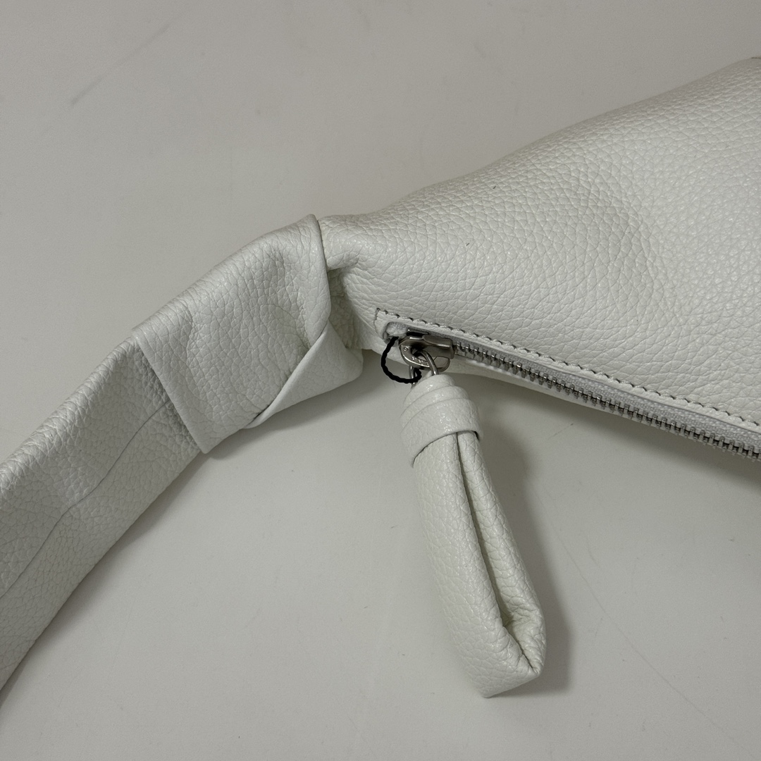 p660。Lemaire小号牛角包

LL095 白色

尺寸：35x16x5cm

Lemaire 的经典，酷似牛角包的外形火爆全球，清冷与洒脱的顶级工艺，优雅利落且实用性兼具