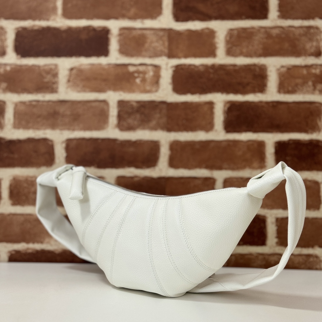 p660。Lemaire小号牛角包

LL095 白色

尺寸：35x16x5cm

Lemaire 的经典，酷似牛角包的外形火爆全球，清冷与洒脱的顶级工艺，优雅利落且实用性兼具