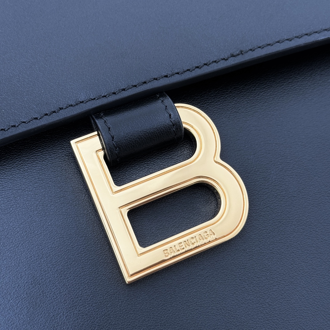 p1080。巴黎世家 𝗕𝗮𝗹𝗲𝗻𝗰𝗶𝗮𝗴𝗮 

款号：812214克色

尺寸：36.5×23.5×13cm
