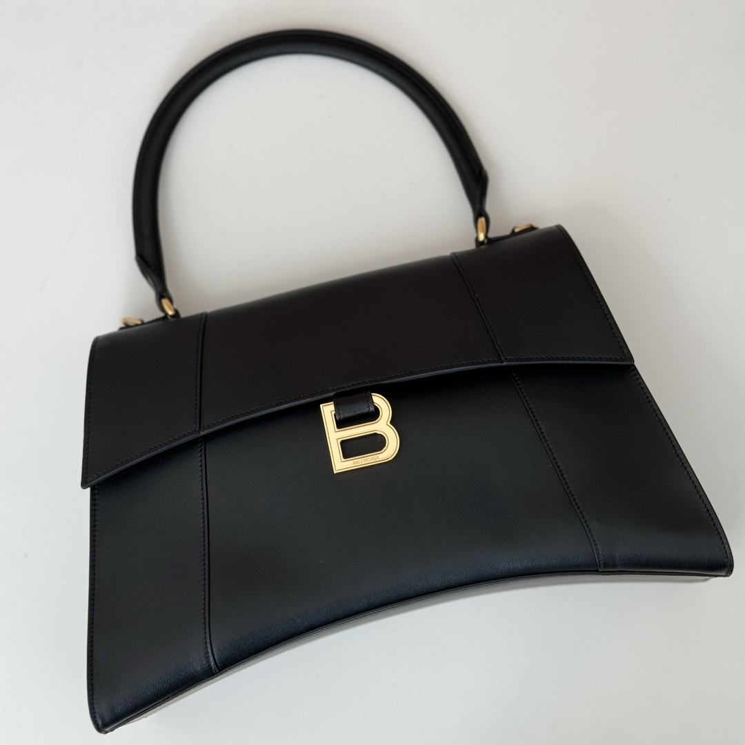 p1080。巴黎世家 𝗕𝗮𝗹𝗲𝗻𝗰𝗶𝗮𝗴𝗮 

款号：812214克色

尺寸：36.5×23.5×13cm
