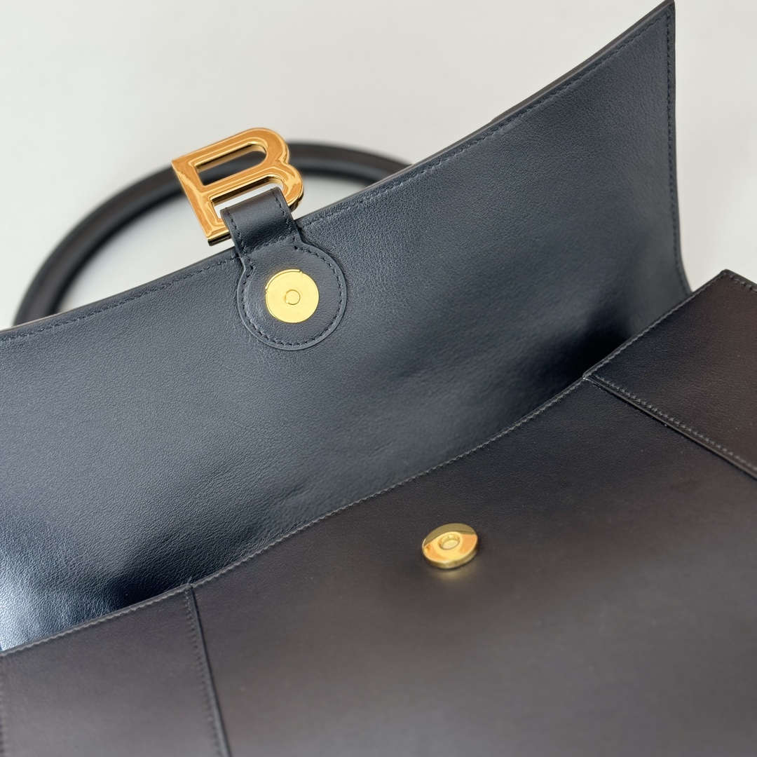 p1080。巴黎世家 𝗕𝗮𝗹𝗲𝗻𝗰𝗶𝗮𝗴𝗮 

款号：812214克色

尺寸：36.5×23.5×13cm
