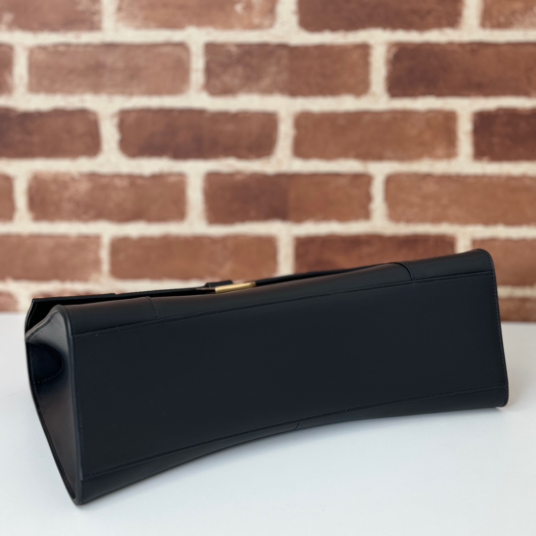 p1080。巴黎世家 𝗕𝗮𝗹𝗲𝗻𝗰𝗶𝗮𝗴𝗮 

款号：812214克色

尺寸：36.5×23.5×13cm
