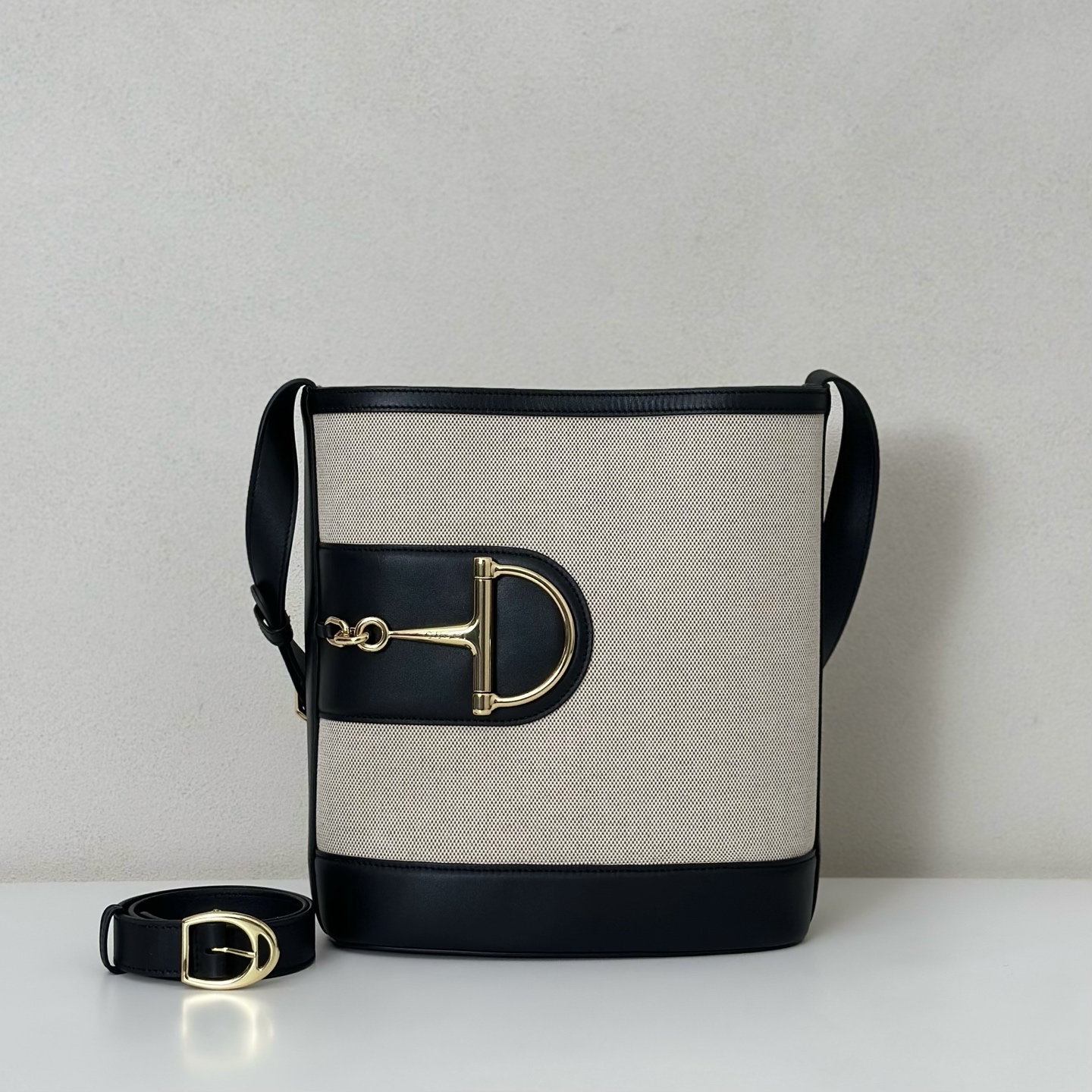 NO:208139,The quality of the counter, top-quality original goods, real-life photos!  Model number 833660 canvas leather, size width 26x height 27.5x side width 11.5cm, batch, GUCCI [original leather], gucci19860909专柜品质,顶级原单货,实物实拍！款号833660帆布克皮,尺寸宽26x高27.5x侧宽11.5cm,批,GUCCI【原厂皮】,gucci,Bag