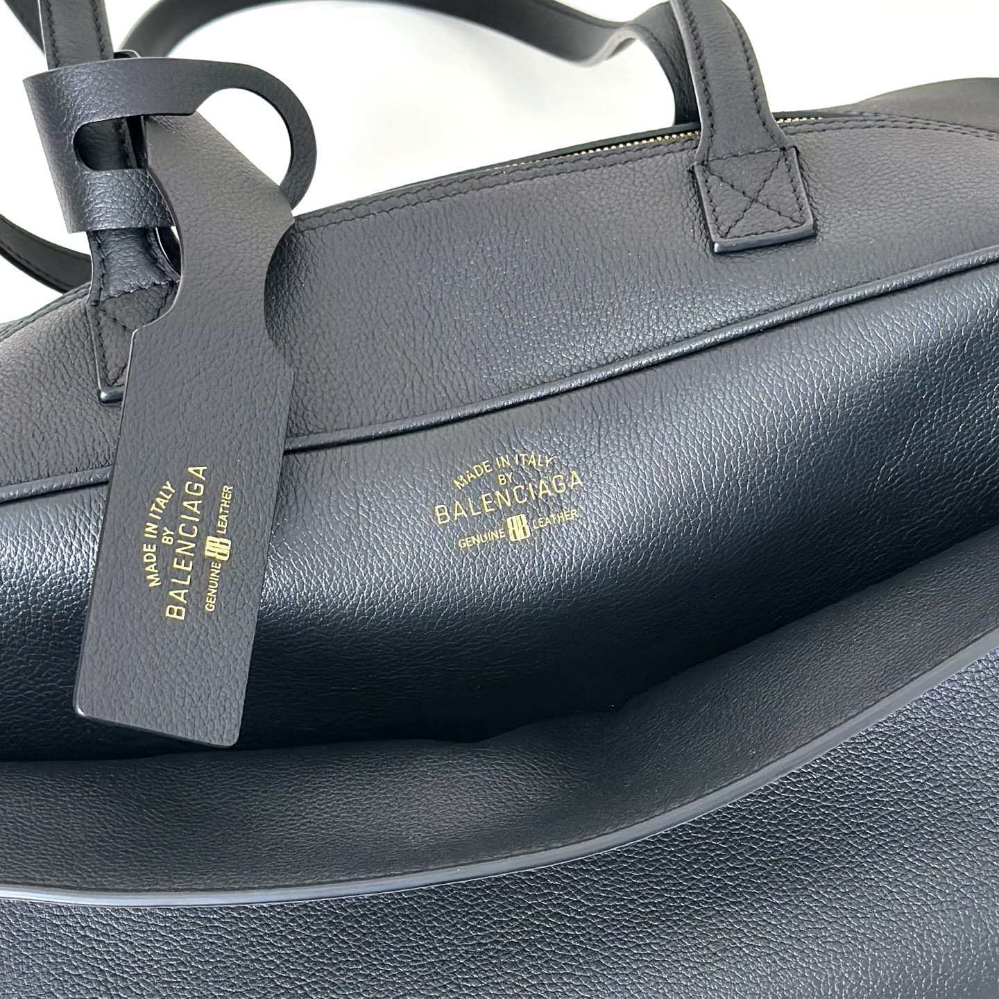 p1060。巴黎世家𝗕𝗮𝗹𝗲𝗻𝗰𝗶𝗮𝗴𝗮 
Carrie 中号克全皮保龄球手袋 

尺寸：长35.8×高18.7x宽16.5cm（手柄高度：22.8cm）

采用粒面牛皮革制成，手感柔软细腻，也具有定型效果。