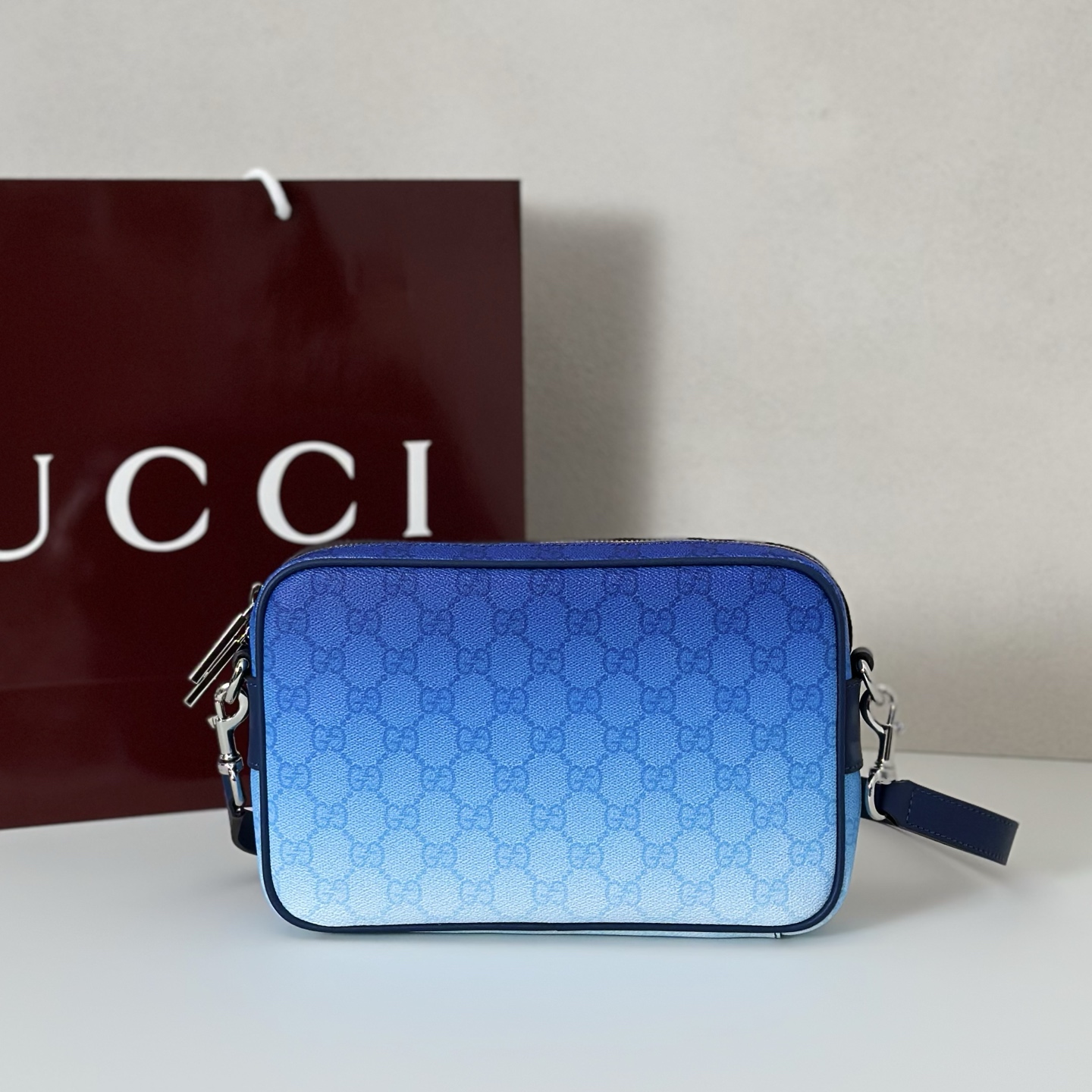 NO:394367,The quality of the counter, top-quality original goods, real-life photos!  Model number 835691 gradient blue, size width 25x height 16x side width 4.5cm, batch, GUCCI [original leather], gucci19860909专柜品质,顶级原单货,实物实拍！款号835691渐变蓝色,尺寸宽25x高16x侧宽4.5cm,批,GUCCI【原厂皮】,gucci,Bag