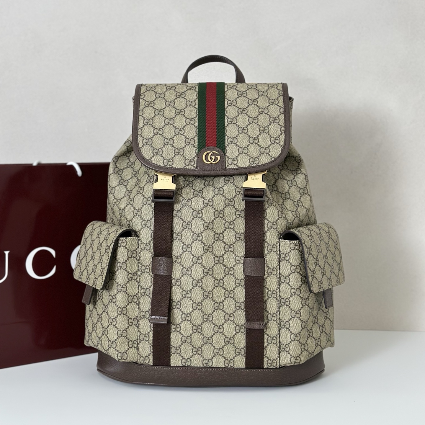 Mochila Gucci GG Supreme con Detalles de Cuero Marrón