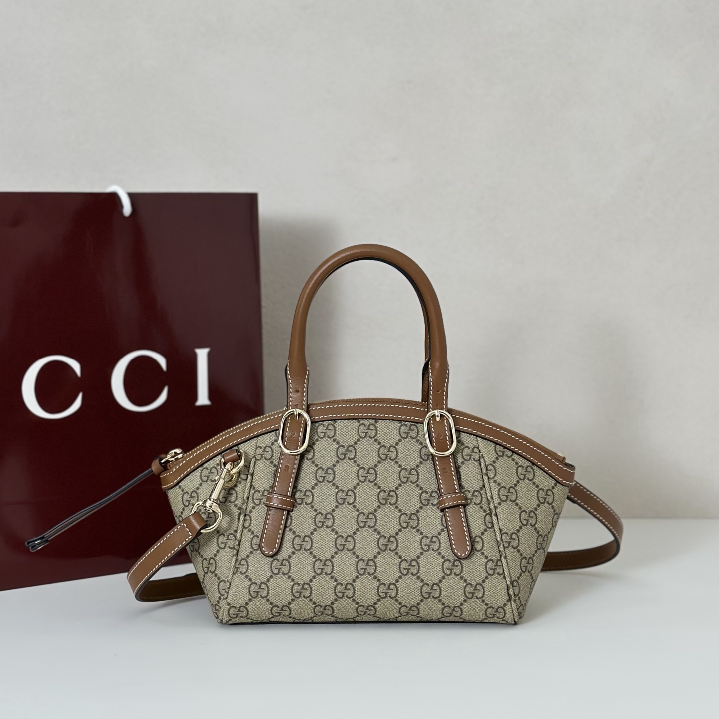 Gucci Sac à Main Coquillage Marron avec Motif GG et Détails en Cuir