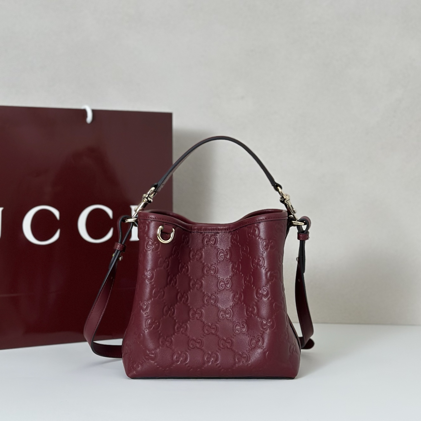Elegante Bolso Gucci Rojo Vino con Diseño en Relieve y Bandolera Ajustable