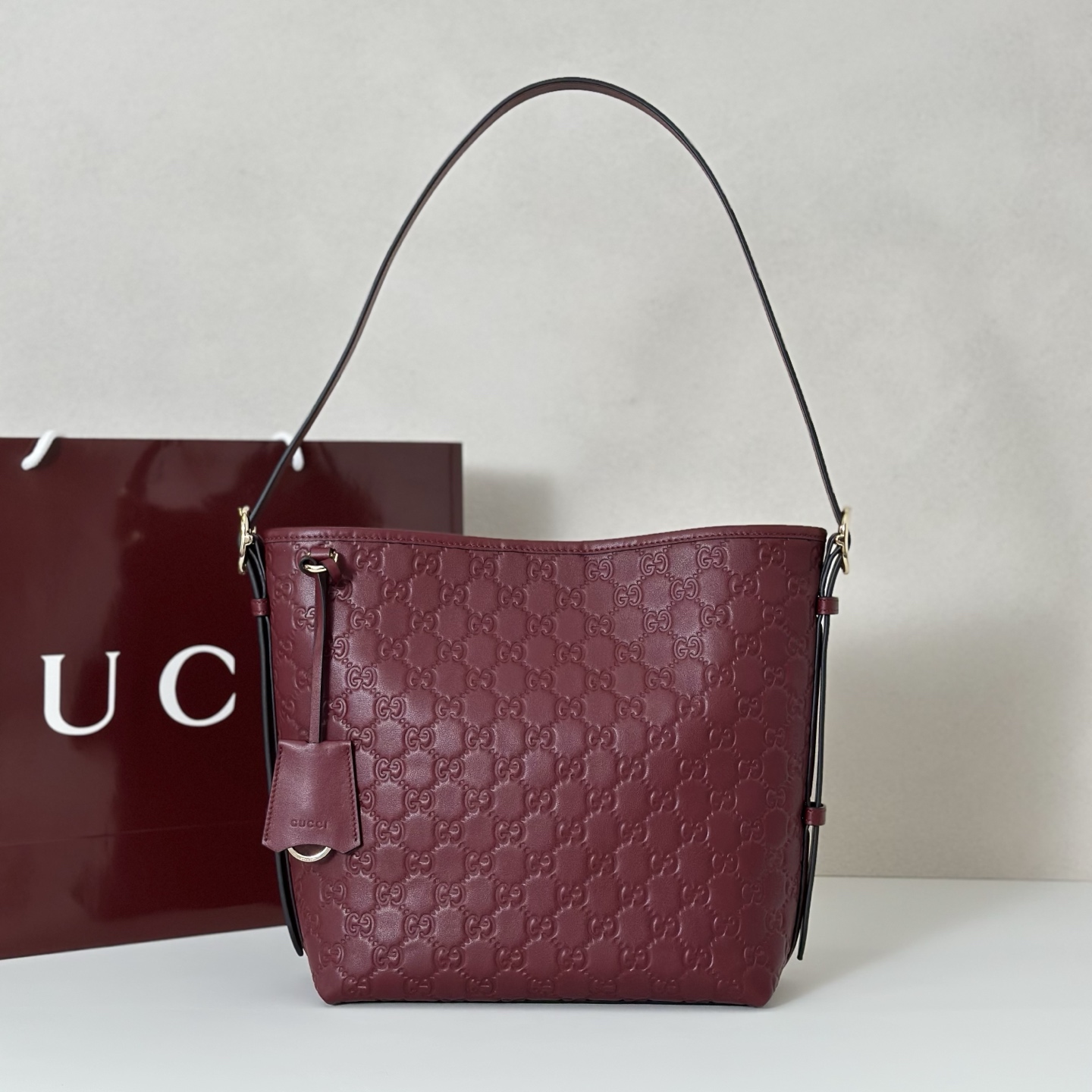 Gucci Sac Seau en Cuir Rouge Bordeau, 24 x 26 x 10 cm