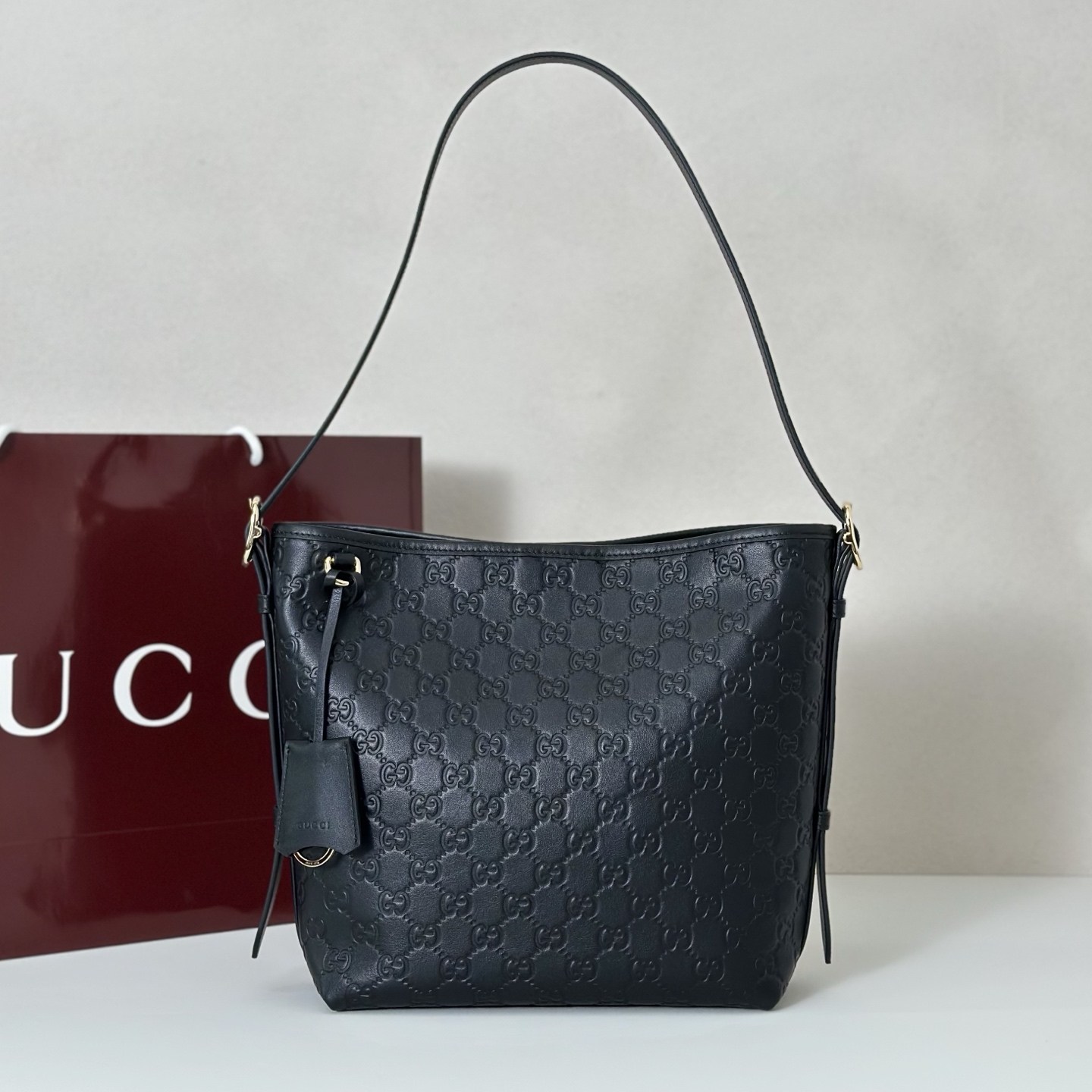 Elegante Bolso de Hombro Gucci en Piel Genuina con Diseño Clásico