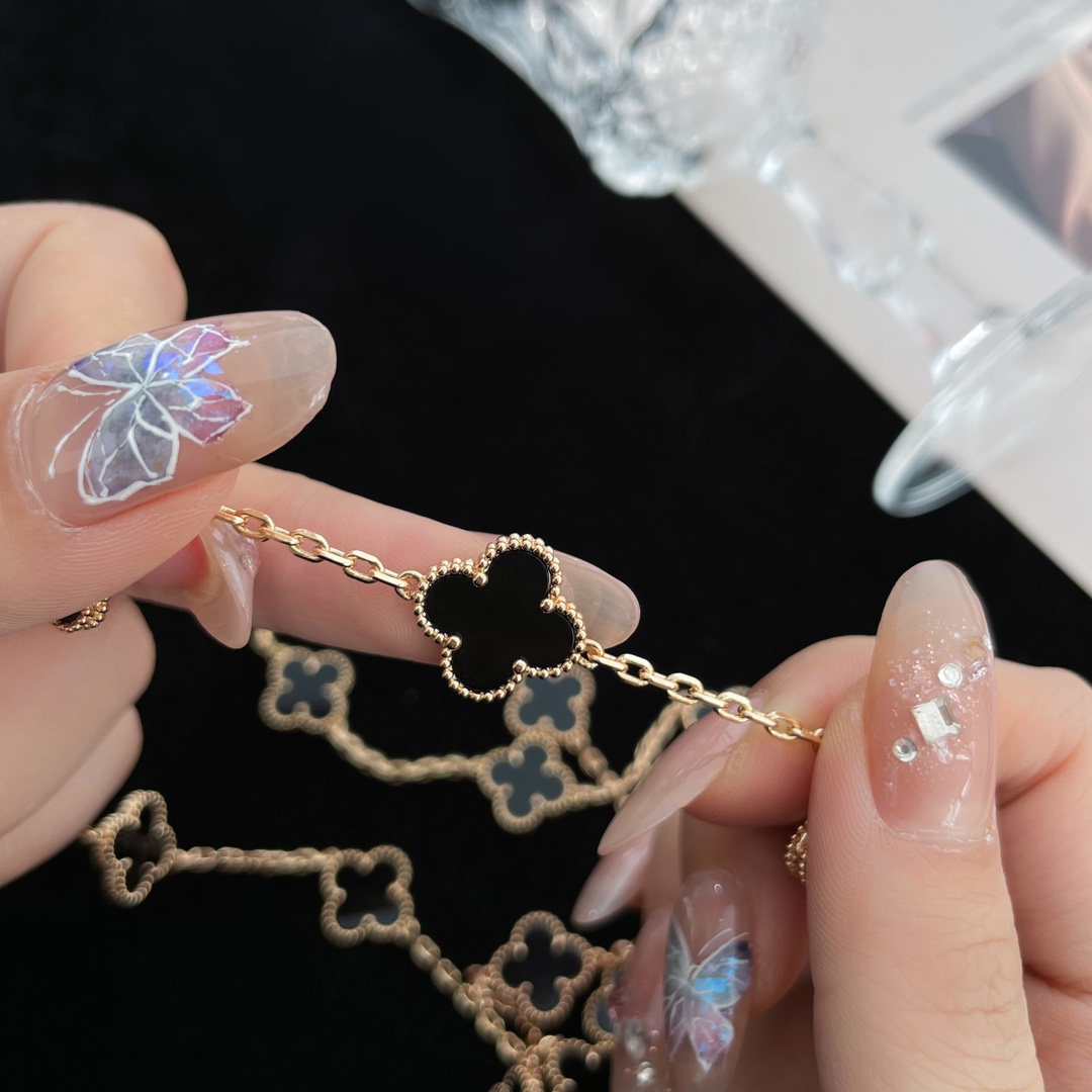 四季都要带的项链 ，二十花黑玛瑙玫瑰金项链Alhumbra Vintage 在单花已经快要街款的时光 进