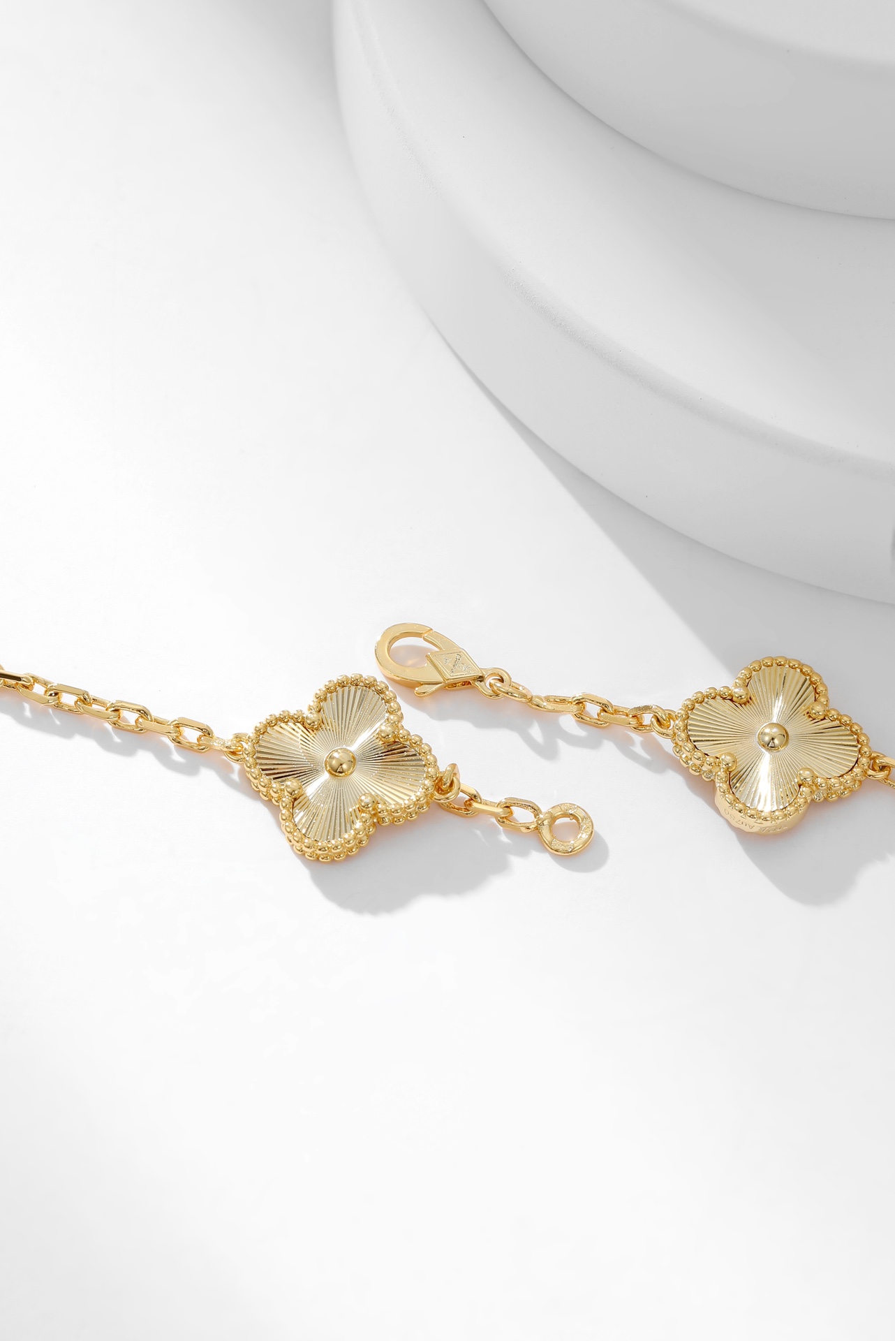 四季都要带的项链 ，二十花雕花黄金色项链Alhumbra Vintage 在单花已经快要街款的时光 进阶