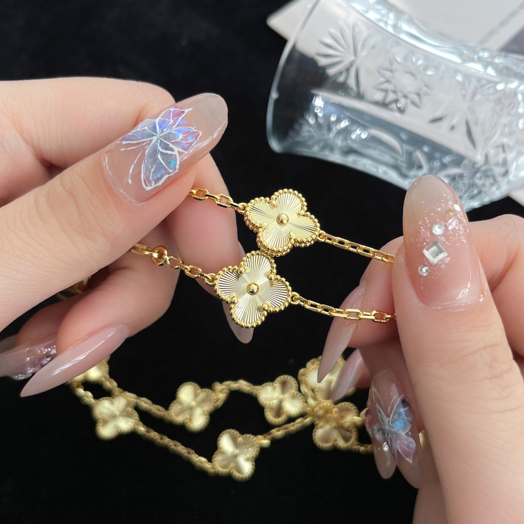 四季都要带的项链 ，二十花雕花黄金色项链Alhumbra Vintage 在单花已经快要街款的时光 进阶