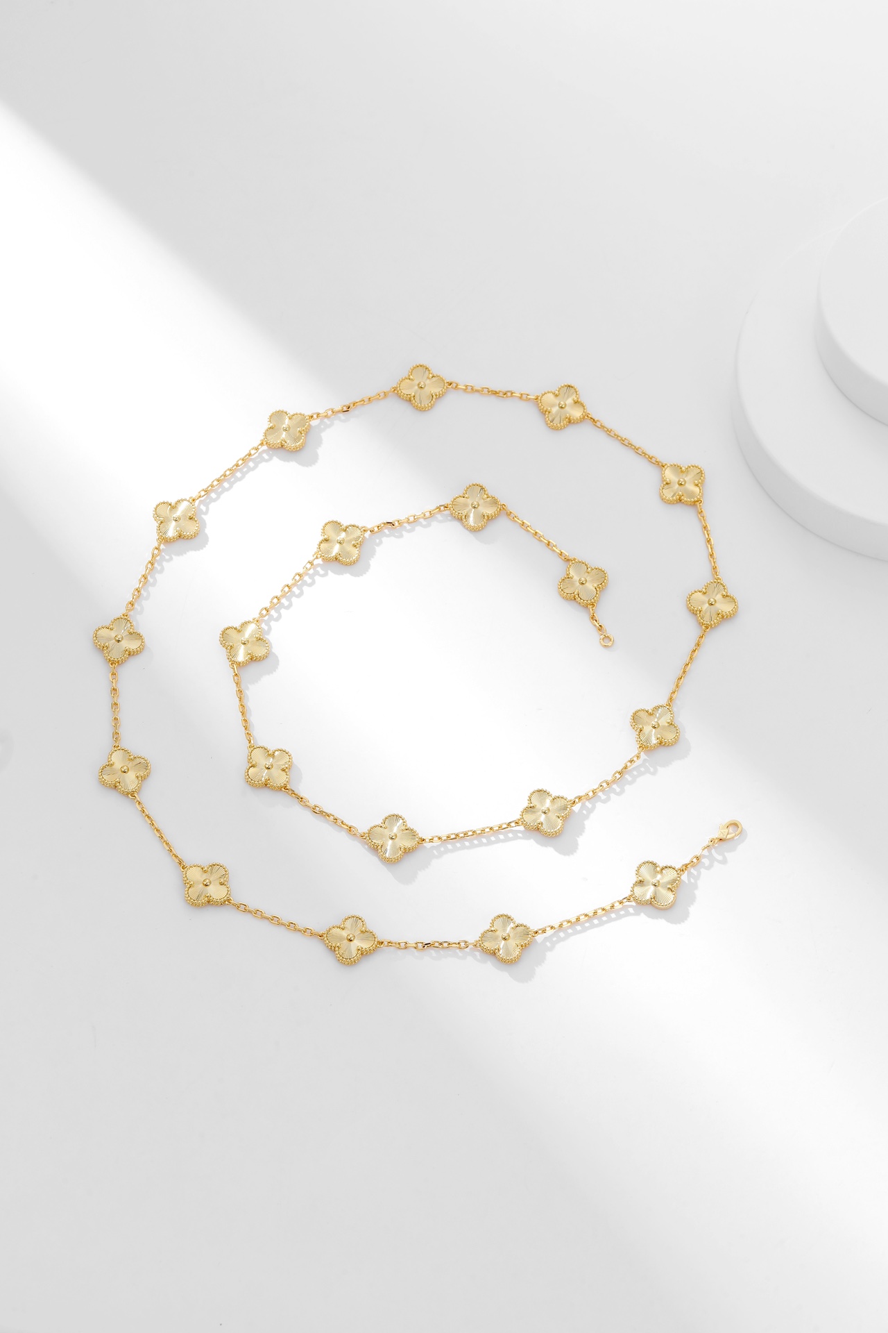 四季都要带的项链 ，二十花雕花黄金色项链Alhumbra Vintage 在单花已经快要街款的时光 进阶