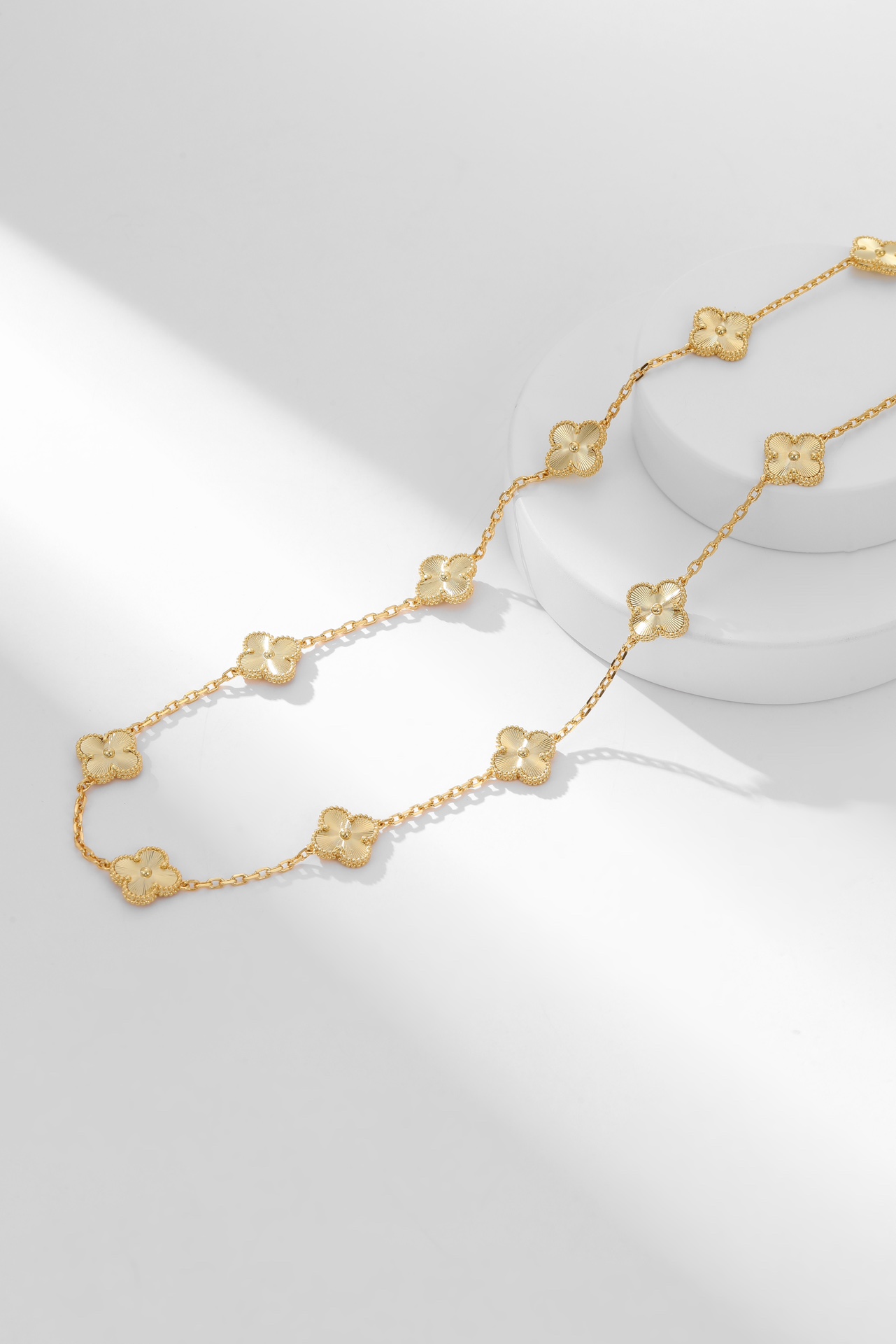 四季都要带的项链 ，二十花雕花黄金色项链Alhumbra Vintage 在单花已经快要街款的时光 进阶