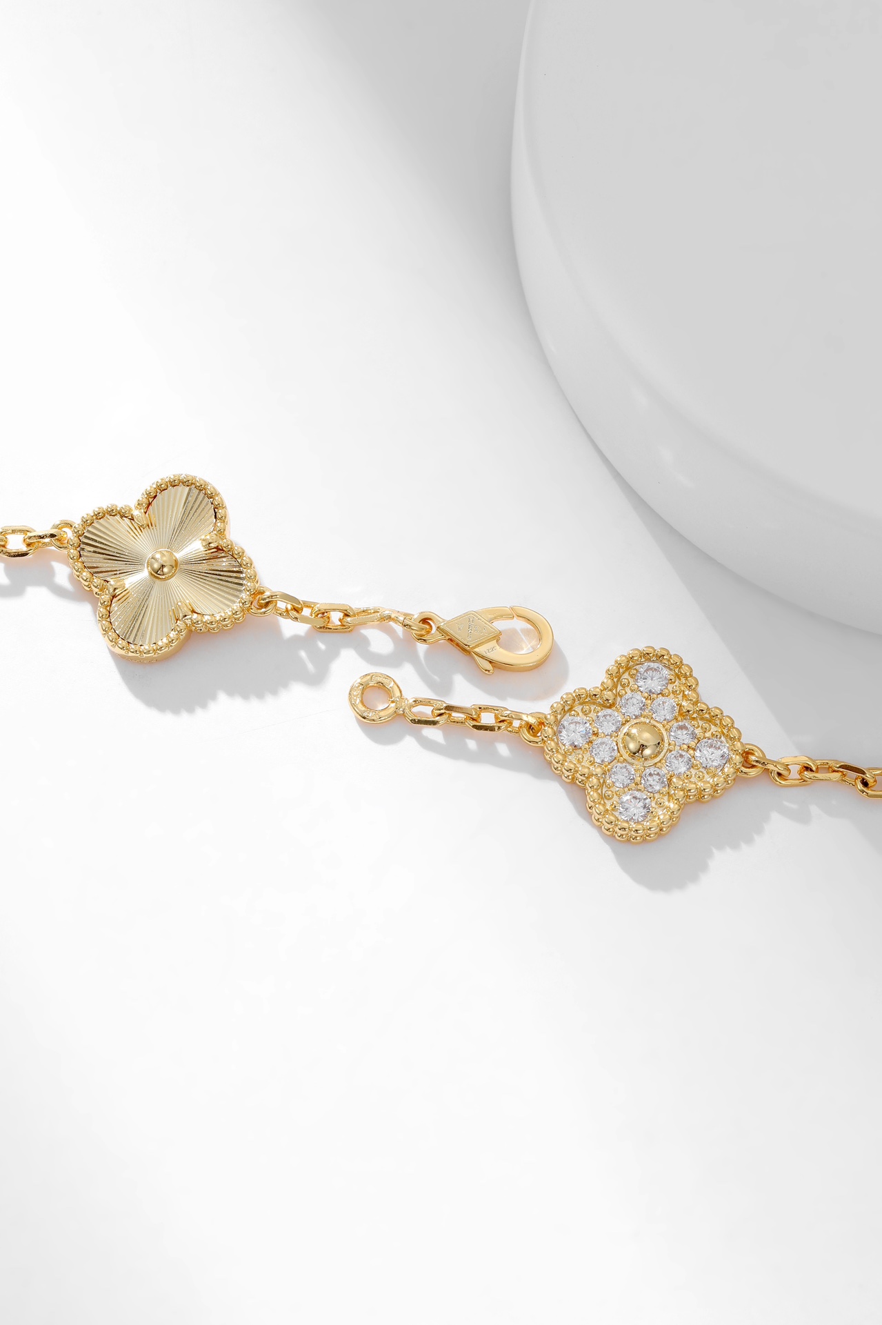 四季都要带的项链 ，二十花间钻雕花黄金色项链Alhumbra Vintage 在单花已经快要街款的时光 