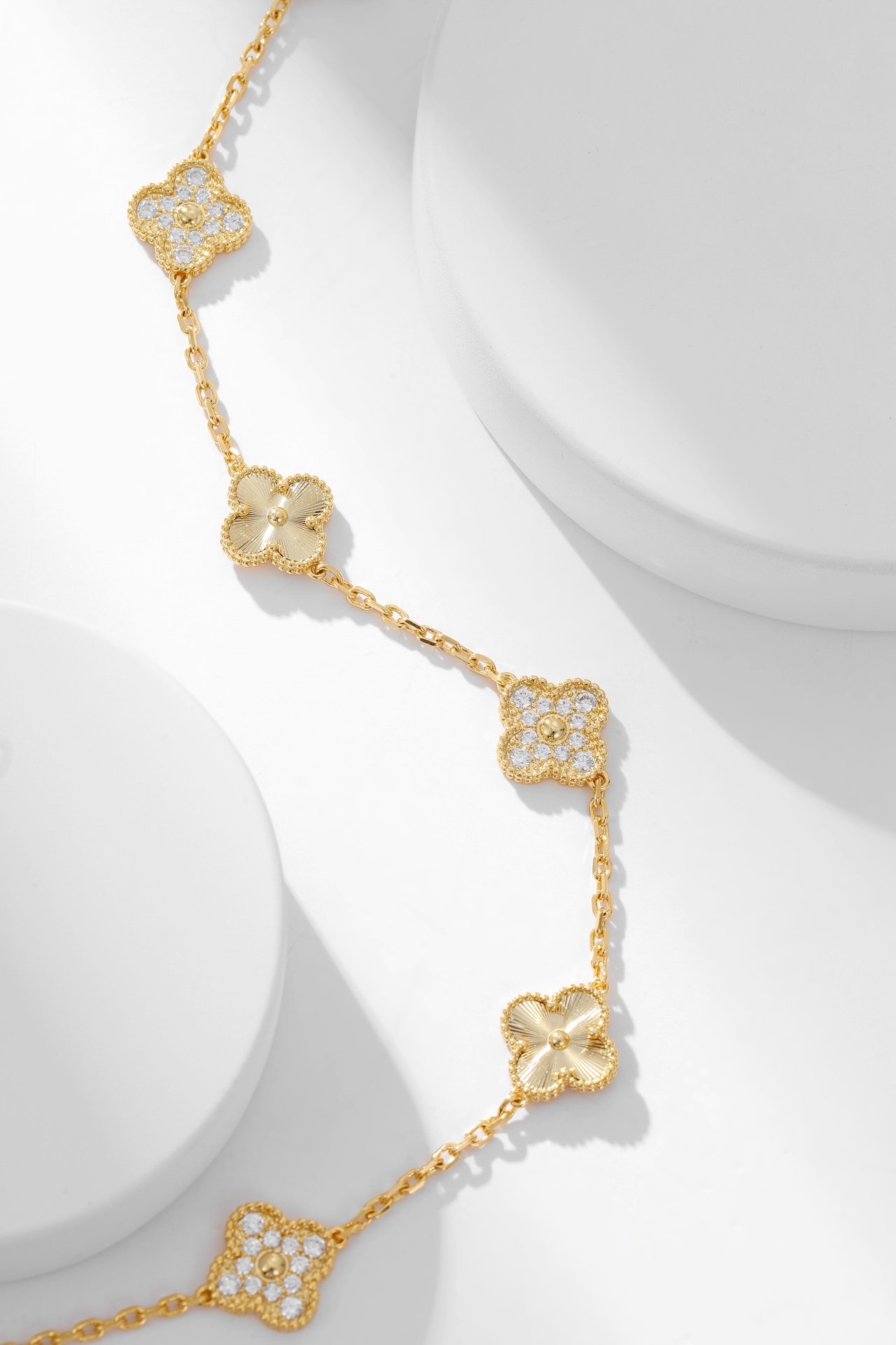 四季都要带的项链 ，二十花间钻雕花黄金色项链Alhumbra Vintage 在单花已经快要街款的时光 