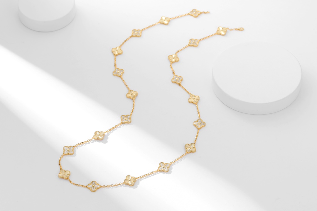 四季都要带的项链 ，二十花间钻雕花黄金色项链Alhumbra Vintage 在单花已经快要街款的时光 