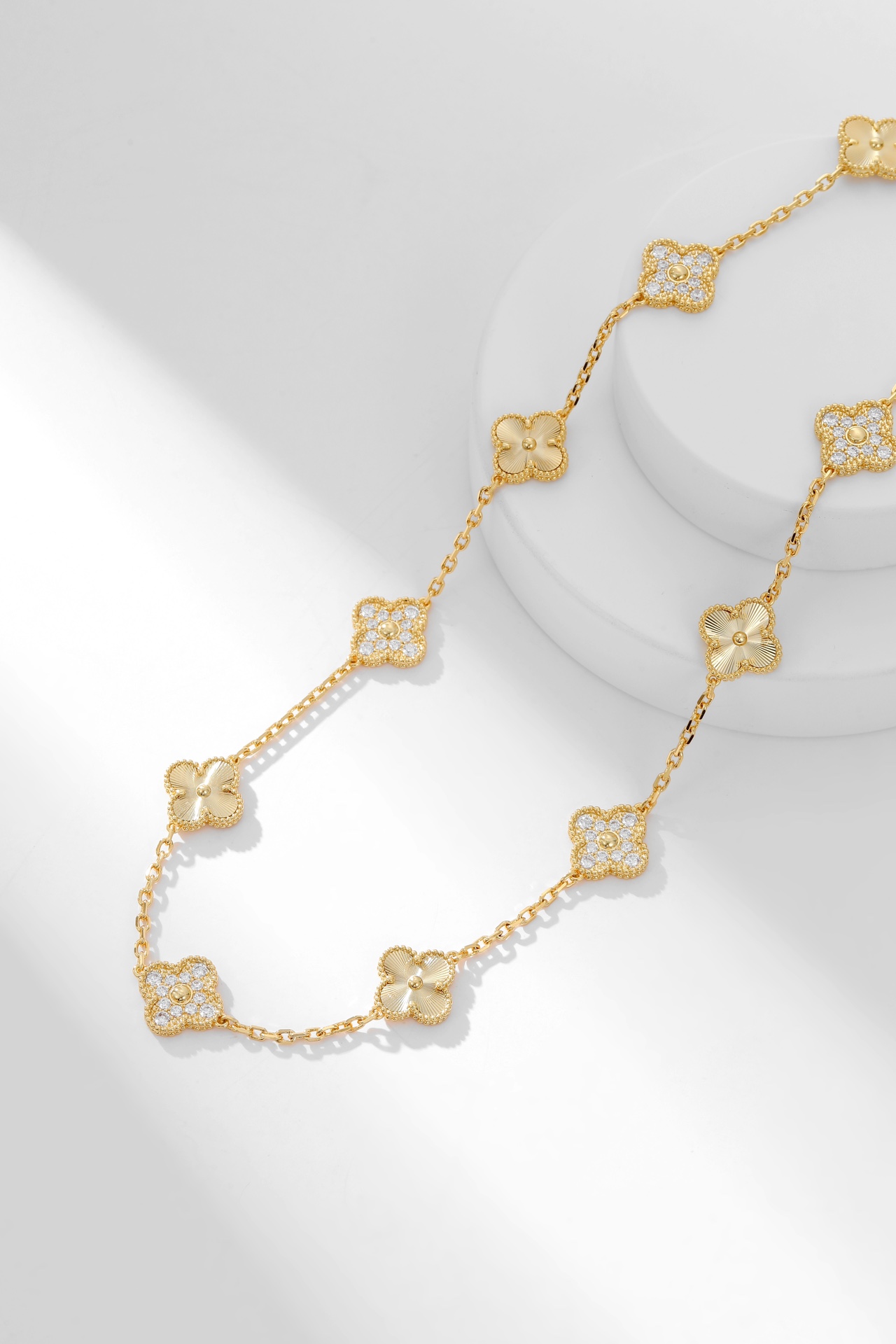 四季都要带的项链 ，二十花间钻雕花黄金色项链Alhumbra Vintage 在单花已经快要街款的时光 