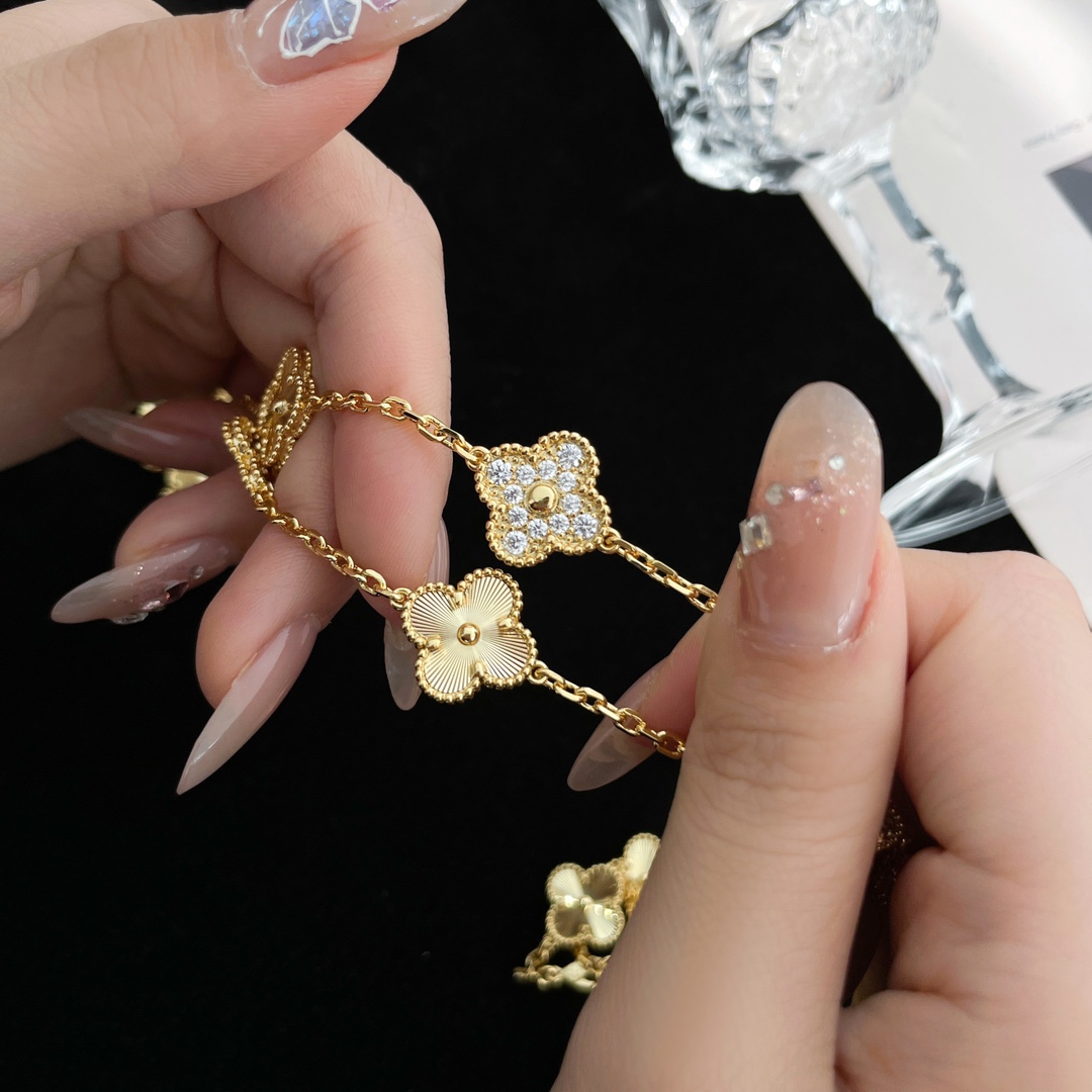 四季都要带的项链 ，二十花间钻雕花黄金色项链Alhumbra Vintage 在单花已经快要街款的时光 