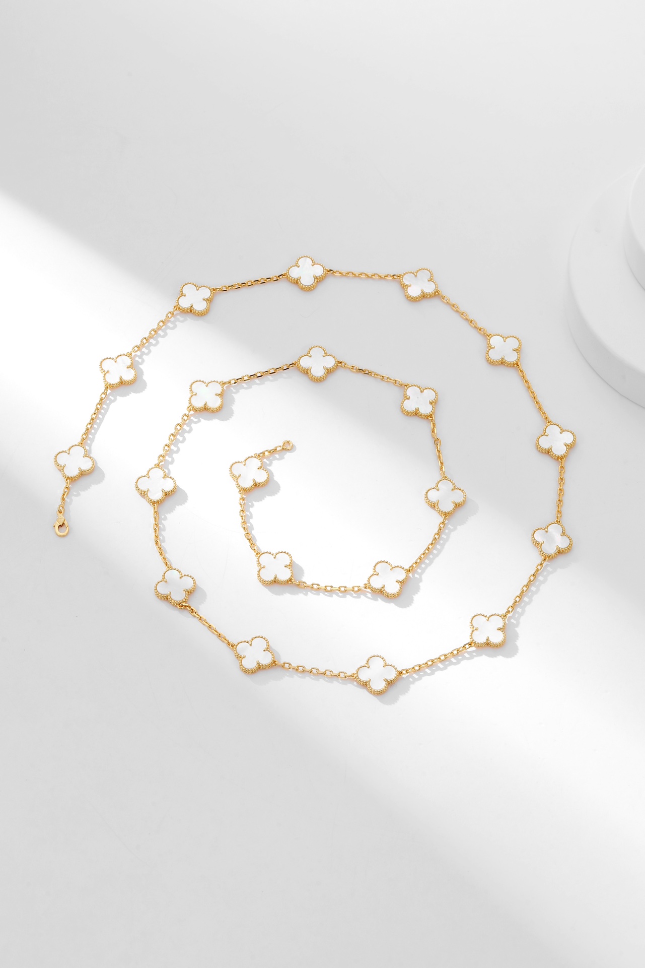 NO:105522,Necklaces that you need to wear in all seasons, Twenty-flowered white fritillar gold necklace Alhumbra Vintage In the time when single flowers are about to get street style, advanced Twenty-flowered flowers are the best choice for the four seasons. You can wear them in pajamas and T-shirts and walk around the streets, and you can switch the double-layered ways to wear them at will, jewelry blahnik, tees, t-shirt, necklace, gold19860909四季都要带的项链 ,二十花白贝母黄金色项链 Alhumbra Vintage 在单花已经快要街款的时光 进阶二十花可谓是驾驭四季的不二之选 穿睡衣穿t恤溜街都能戴,双层戴法可以随意切换,饰品精品,manolo blahnik,tees，t-shirt,necklace,gold,Jewelry