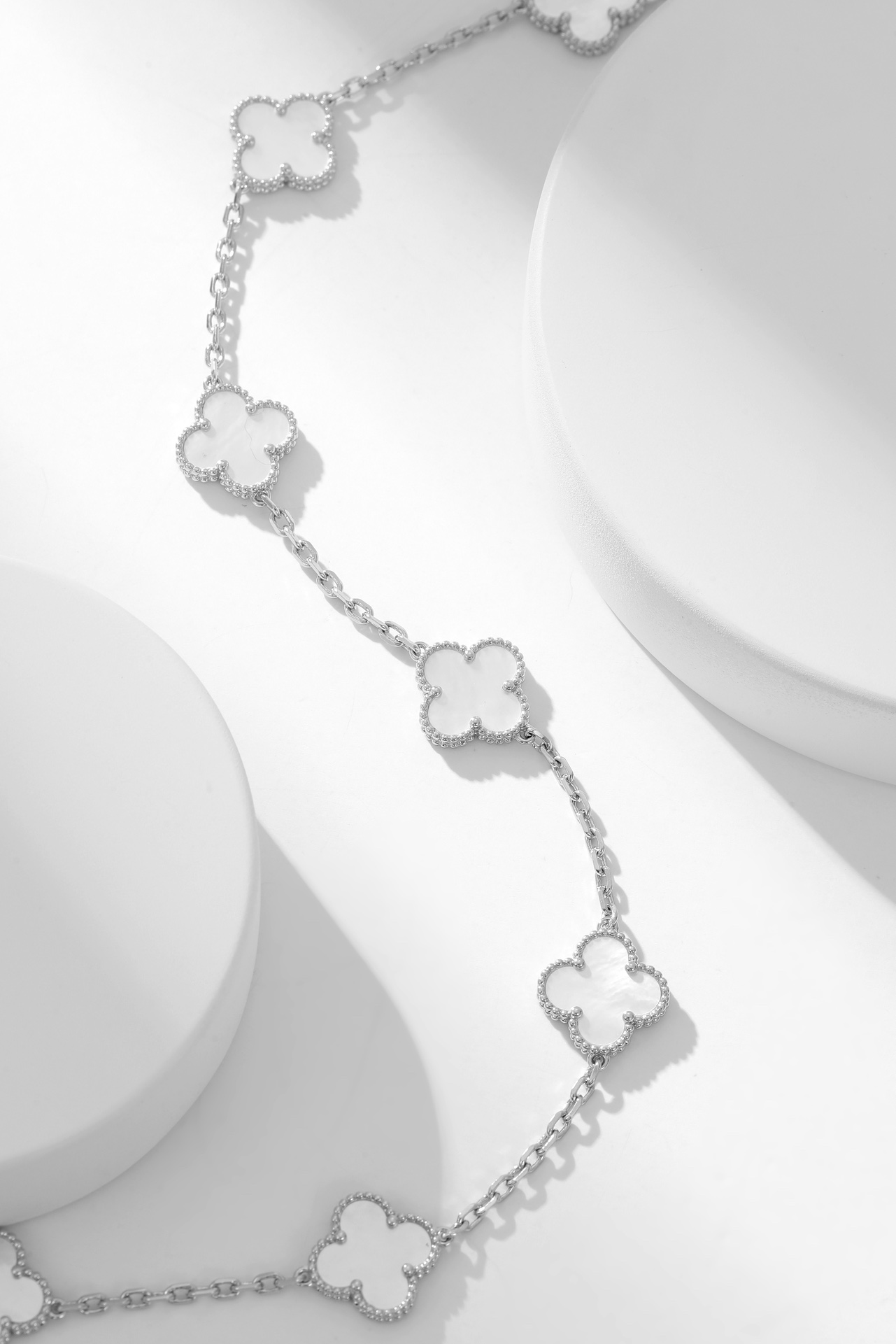 四季都要带的项链 ，二十花白贝母白金色项链Alhumbra Vintage 在单花已经快要街款的时光 进