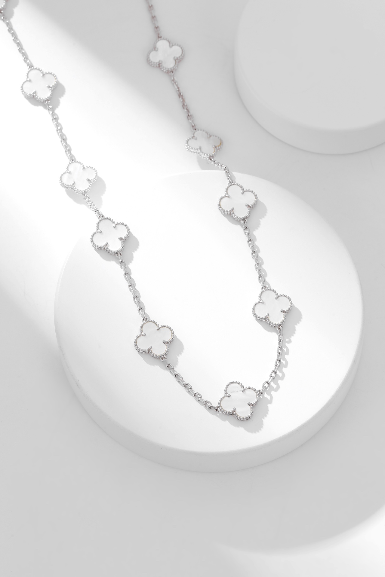 四季都要带的项链 ，二十花白贝母白金色项链Alhumbra Vintage 在单花已经快要街款的时光 进