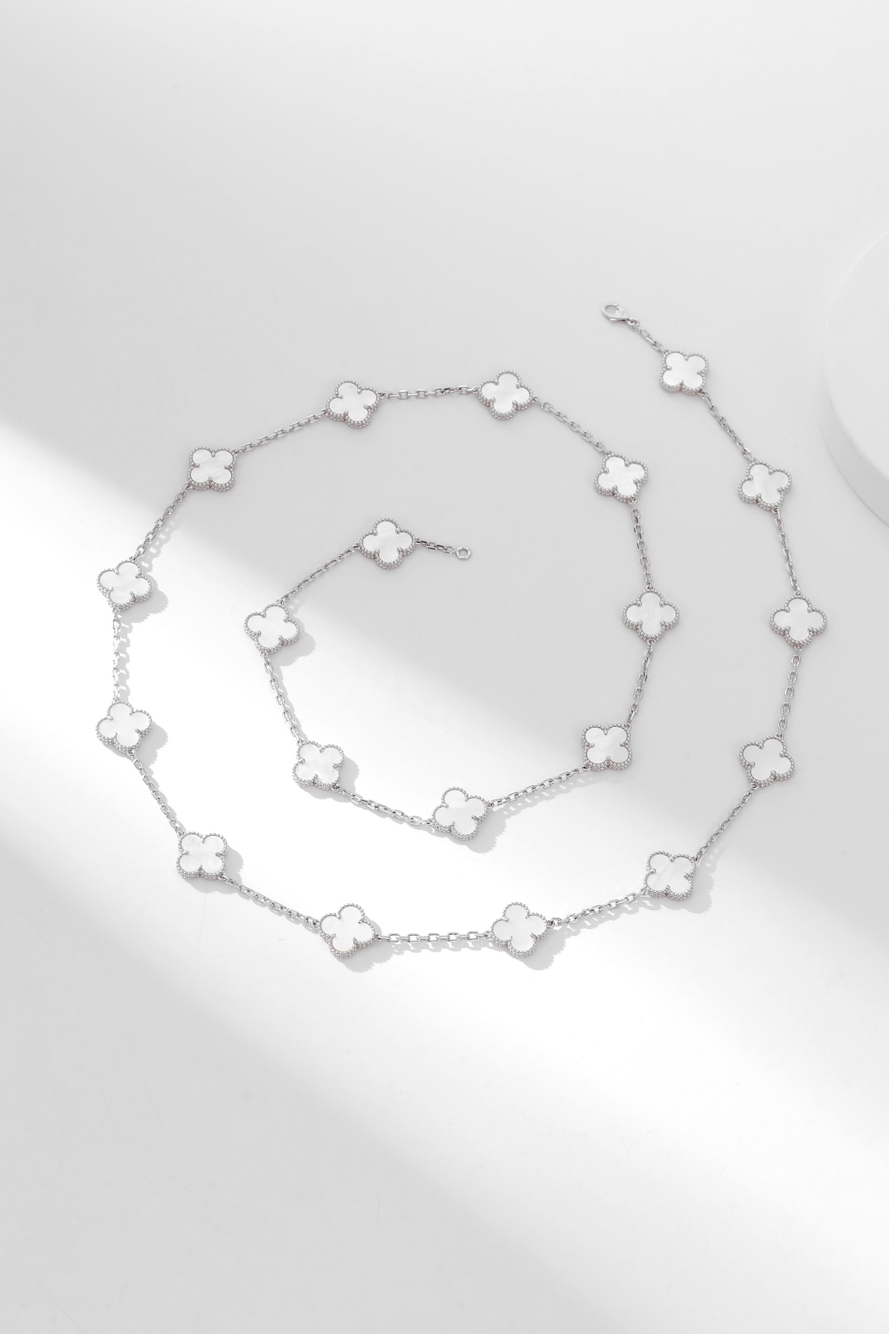 NO:105519,Necklaces that you need to wear in all seasons, Twenty-flowered white fritillar white gold necklace Alhumbra Vintage In the time when single flowers are about to get street style, advanced Twenty-flowered flowers are the best choice for the four seasons. You can wear them in pajamas and T-shirts, and you can switch the double-layered ways to wear them at will, and accessories are fine, manolo blahnik, tees, t-shirt, necklace19860909四季都要带的项链 ,二十花白贝母白金色项链 Alhumbra Vintage 在单花已经快要街款的时光 进阶二十花可谓是驾驭四季的不二之选 穿睡衣穿t恤溜街都能戴,双层戴法可以随意切换,饰品精品,manolo blahnik,tees，t-shirt,necklace,Jewelry