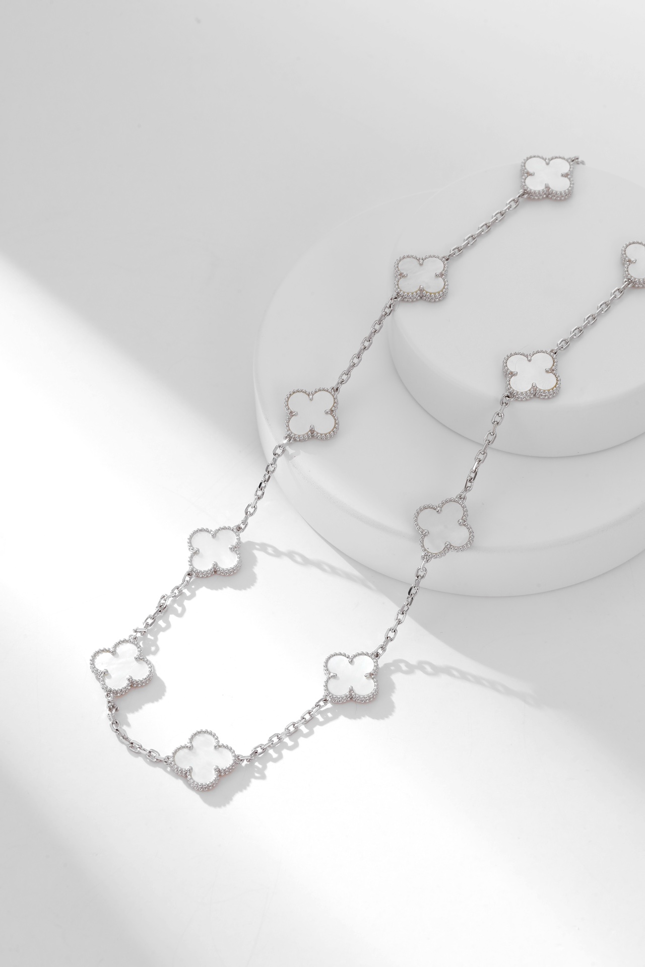 四季都要带的项链 ，二十花白贝母白金色项链Alhumbra Vintage 在单花已经快要街款的时光 进