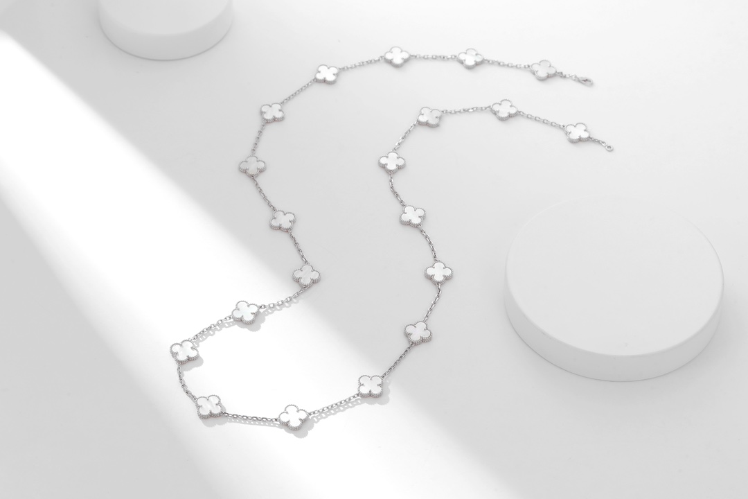 四季都要带的项链 ，二十花白贝母白金色项链Alhumbra Vintage 在单花已经快要街款的时光 进