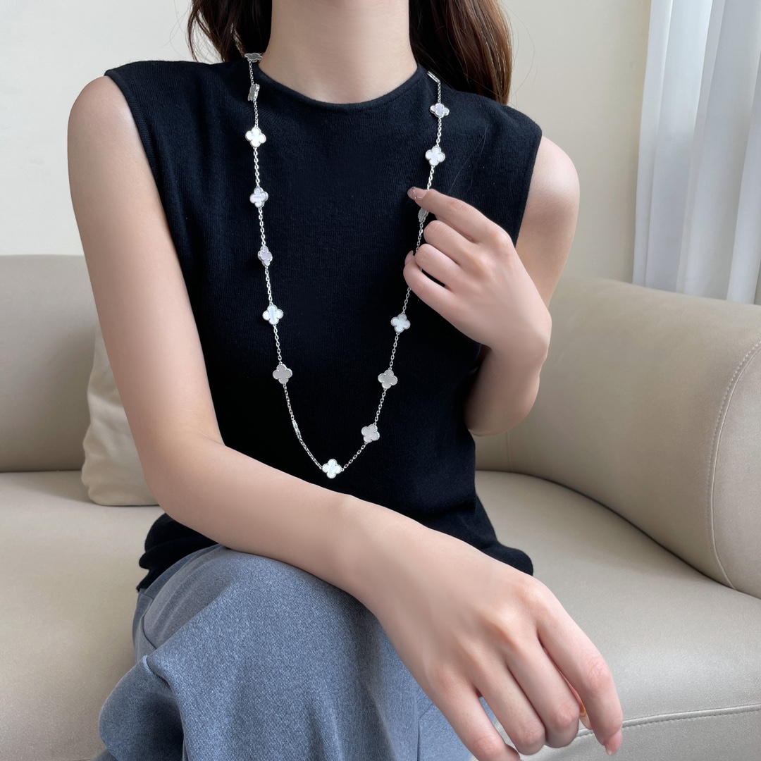 四季都要带的项链 ，二十花白贝母白金色项链Alhumbra Vintage 在单花已经快要街款的时光 进