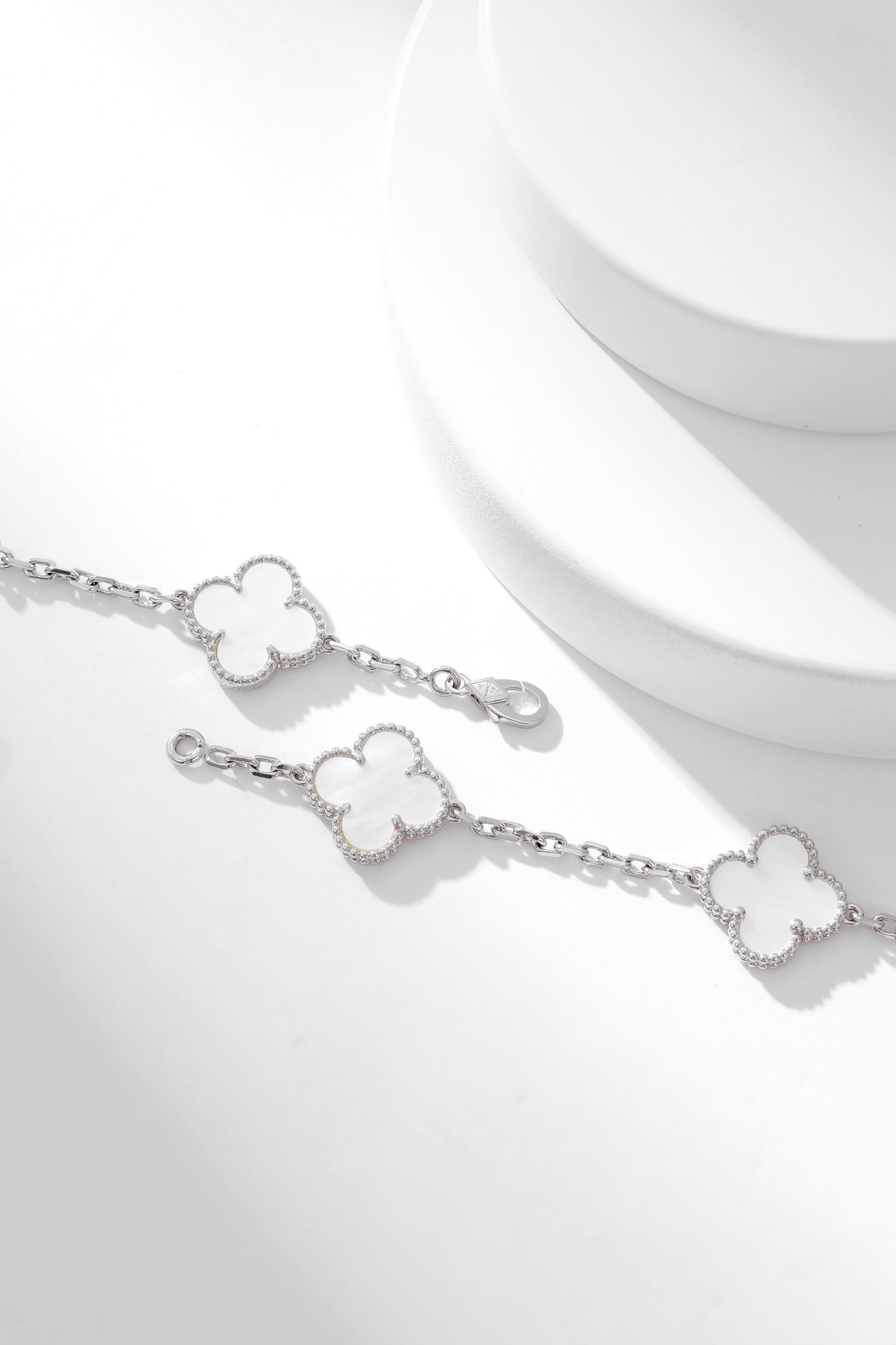 四季都要带的项链 ，二十花白贝母白金色项链Alhumbra Vintage 在单花已经快要街款的时光 进