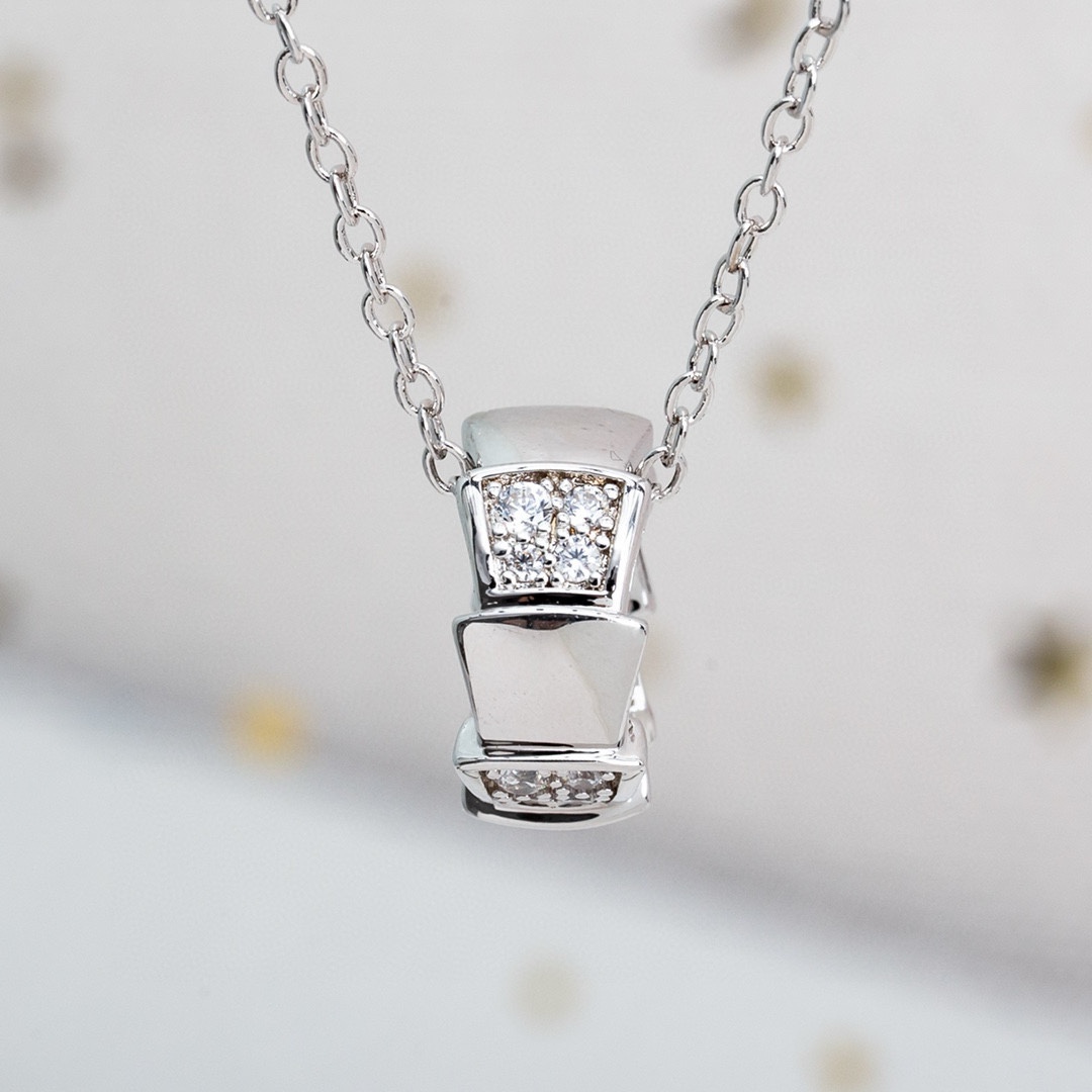 批发价BV镶钻蛇骨项链，设计元素来自蛇在出击之前的盘旋姿态，致命的迷人特性与灵蛇曼妙的姿态融合，颇具诱惑