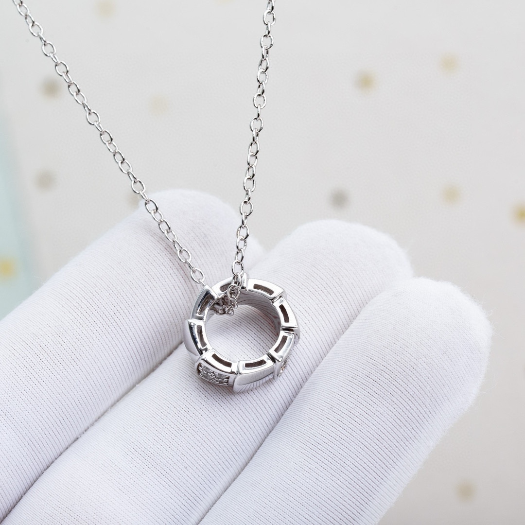 批发价BV镶钻蛇骨项链，设计元素来自蛇在出击之前的盘旋姿态，致命的迷人特性与灵蛇曼妙的姿态融合，颇具诱惑