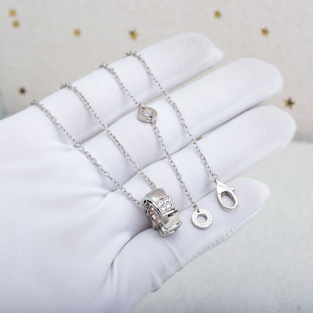 批发价BV镶钻蛇骨项链，设计元素来自蛇在出击之前的盘旋姿态，致命的迷人特性与灵蛇曼妙的姿态融合，颇具诱惑