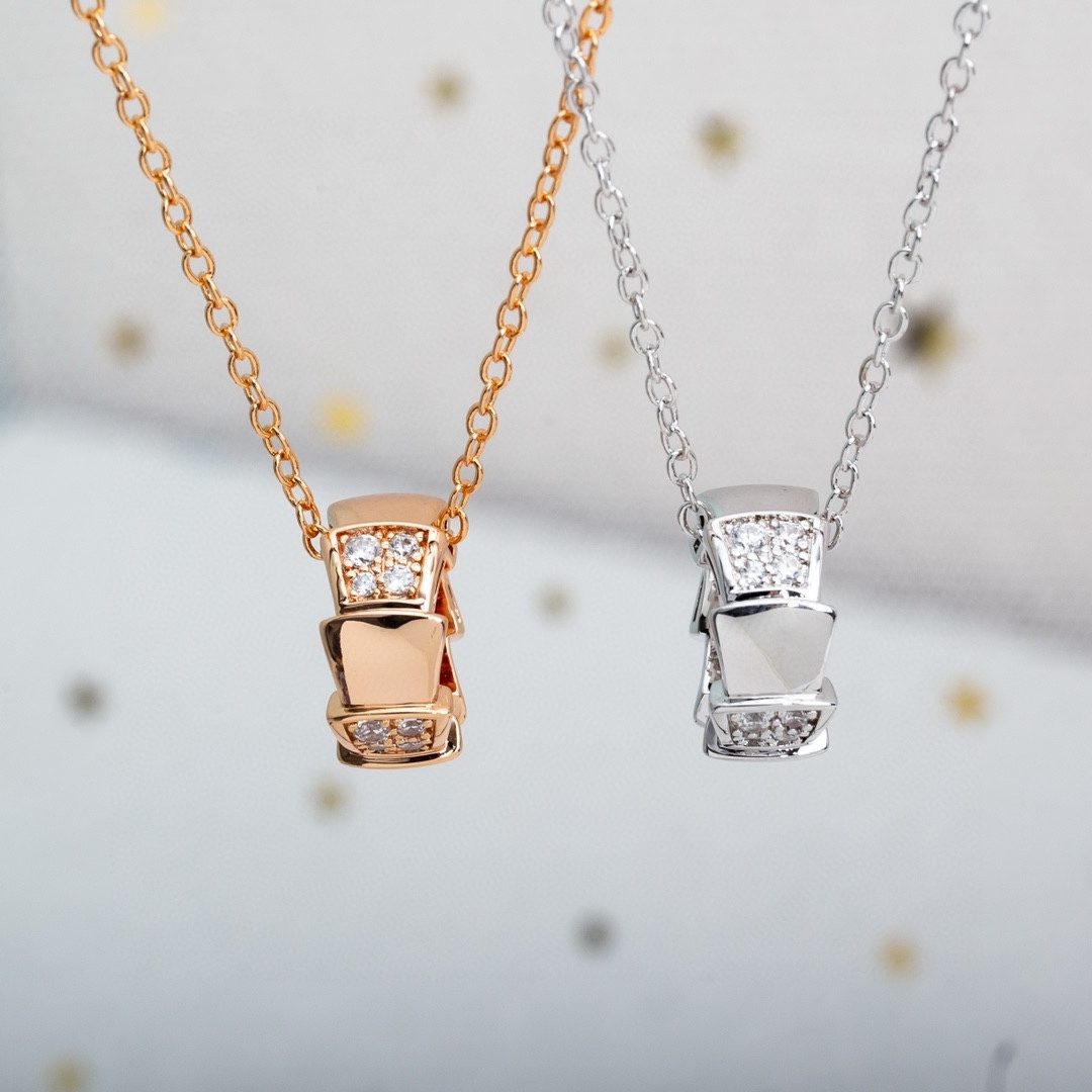 批发价BV镶钻蛇骨项链，设计元素来自蛇在出击之前的盘旋姿态，致命的迷人特性与灵蛇曼妙的姿态融合，颇具诱惑