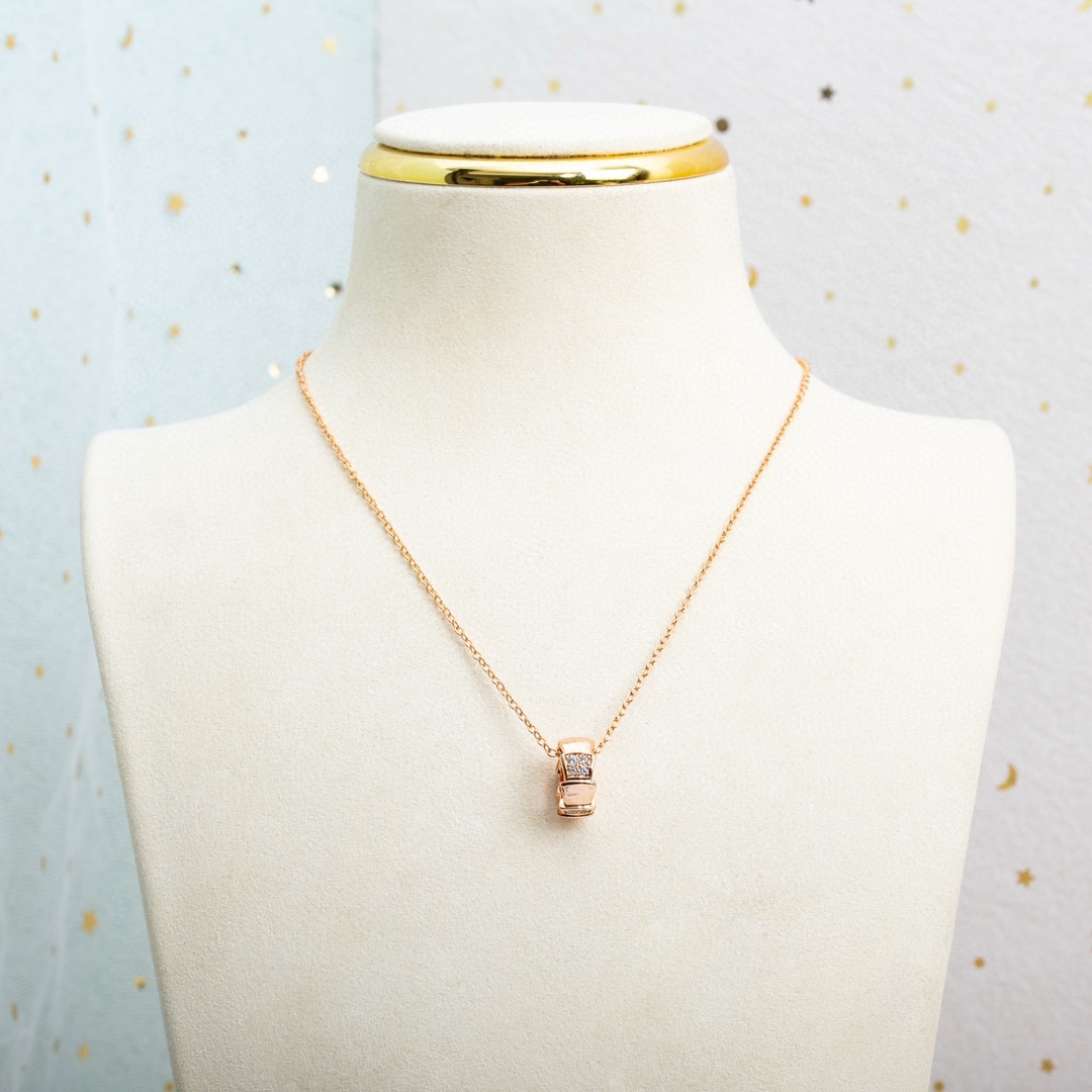 批发价BV镶钻蛇骨项链，设计元素来自蛇在出击之前的盘旋姿态，致命的迷人特性与灵蛇曼妙的姿态融合，颇具诱惑