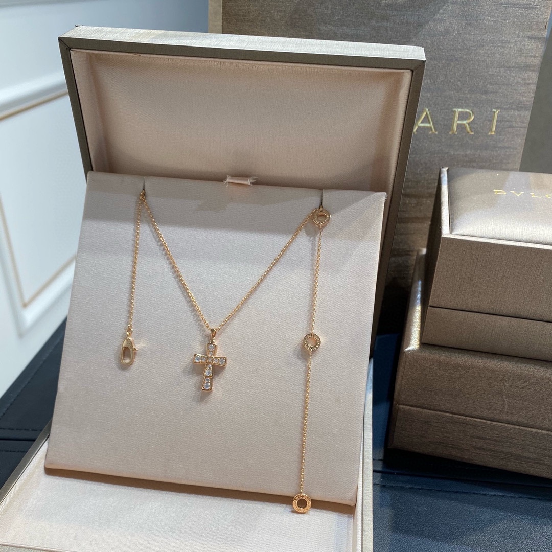 批发价Bv最新蛇骨十字架项链 Bv最新蛇骨十字架项链，特别精美❗把蛇骨设计成十字架项链，这个设计必须给个