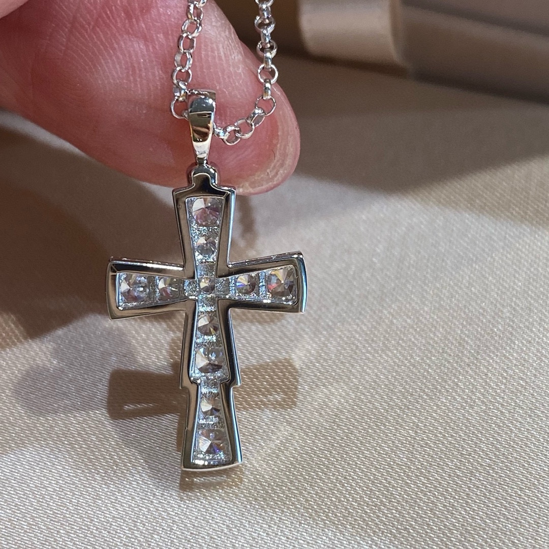 批发价Bv最新蛇骨十字架项链 Bv最新蛇骨十字架项链，特别精美❗把蛇骨设计成十字架项链，这个设计必须给个