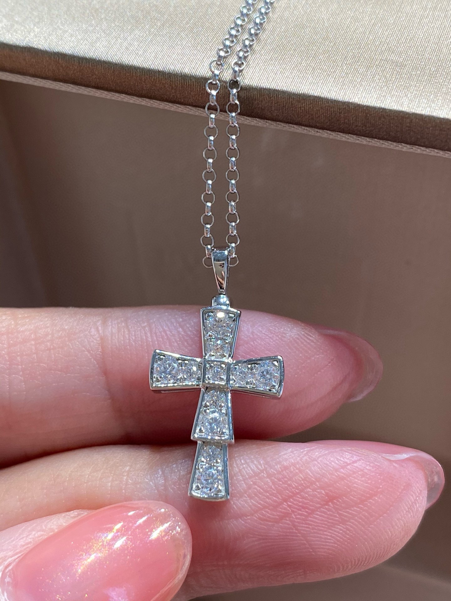 批发价Bv最新蛇骨十字架项链 Bv最新蛇骨十字架项链，特别精美❗把蛇骨设计成十字架项链，这个设计必须给个