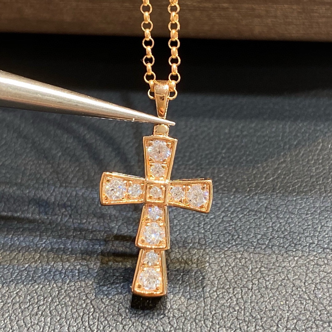 批发价Bv最新蛇骨十字架项链 Bv最新蛇骨十字架项链，特别精美❗把蛇骨设计成十字架项链，这个设计必须给个