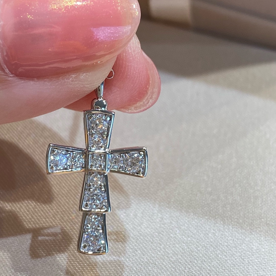 批发价Bv最新蛇骨十字架项链 Bv最新蛇骨十字架项链，特别精美❗把蛇骨设计成十字架项链，这个设计必须给个