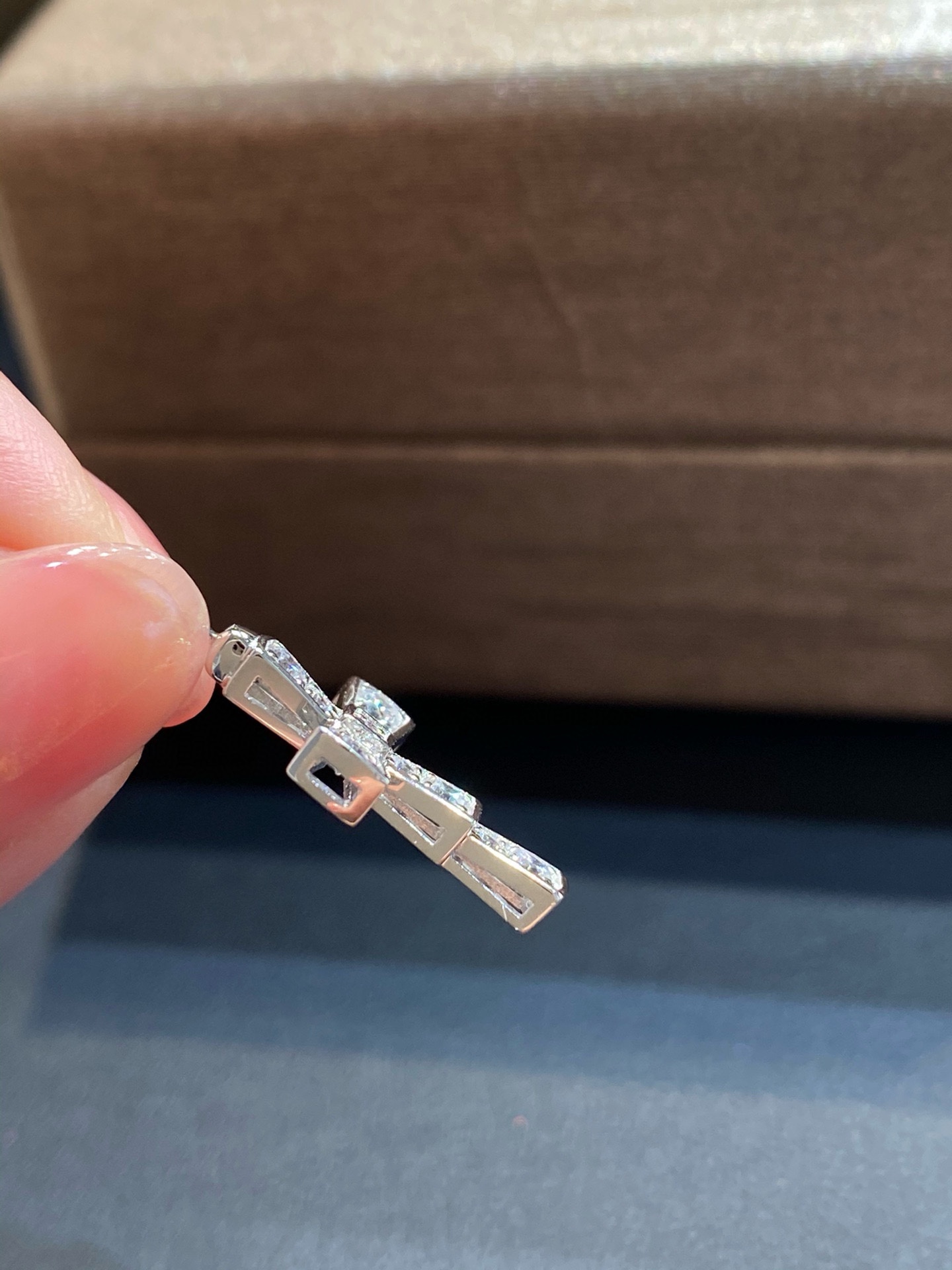 批发价Bv最新蛇骨十字架项链 Bv最新蛇骨十字架项链，特别精美❗把蛇骨设计成十字架项链，这个设计必须给个