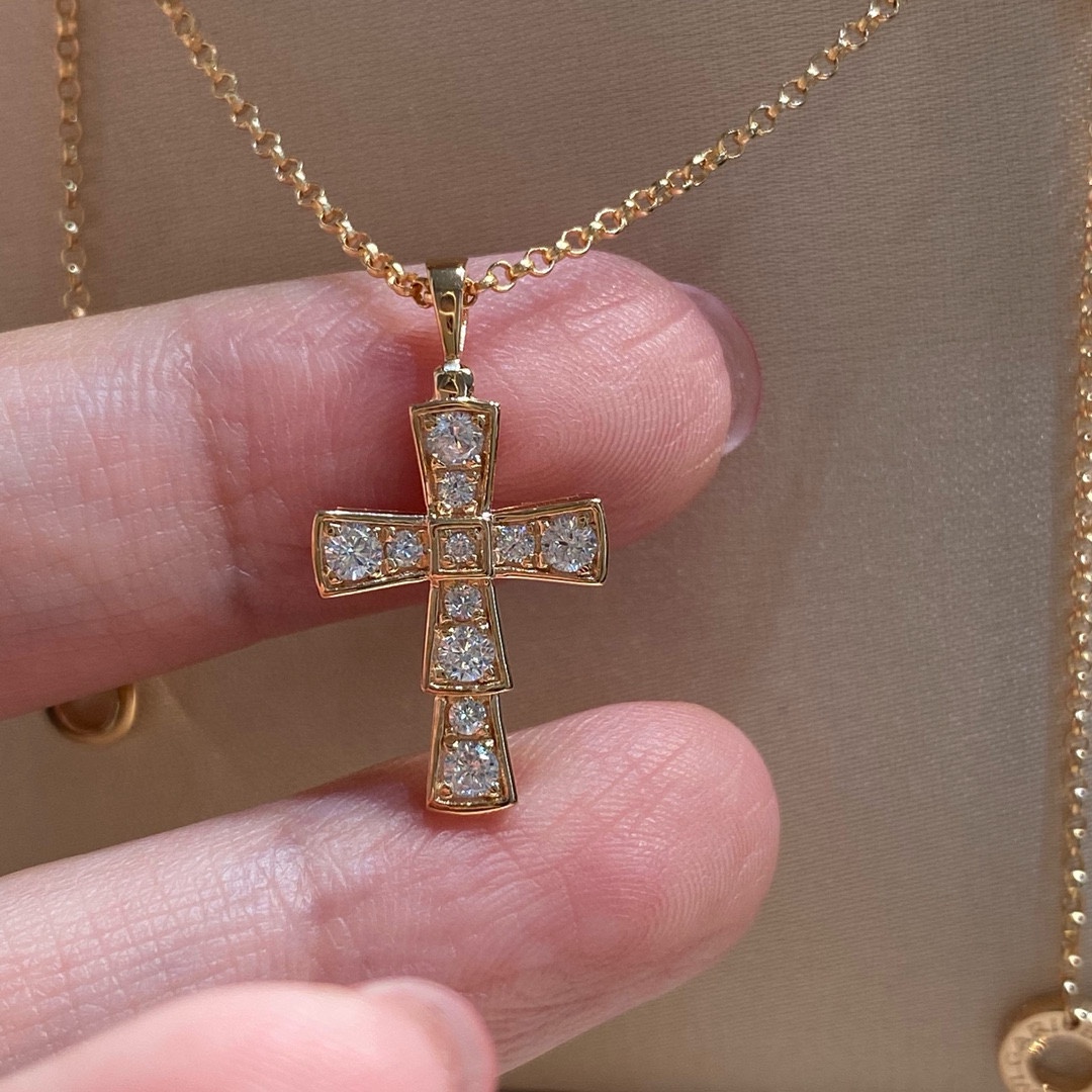 批发价Bv最新蛇骨十字架项链 Bv最新蛇骨十字架项链，特别精美❗把蛇骨设计成十字架项链，这个设计必须给个