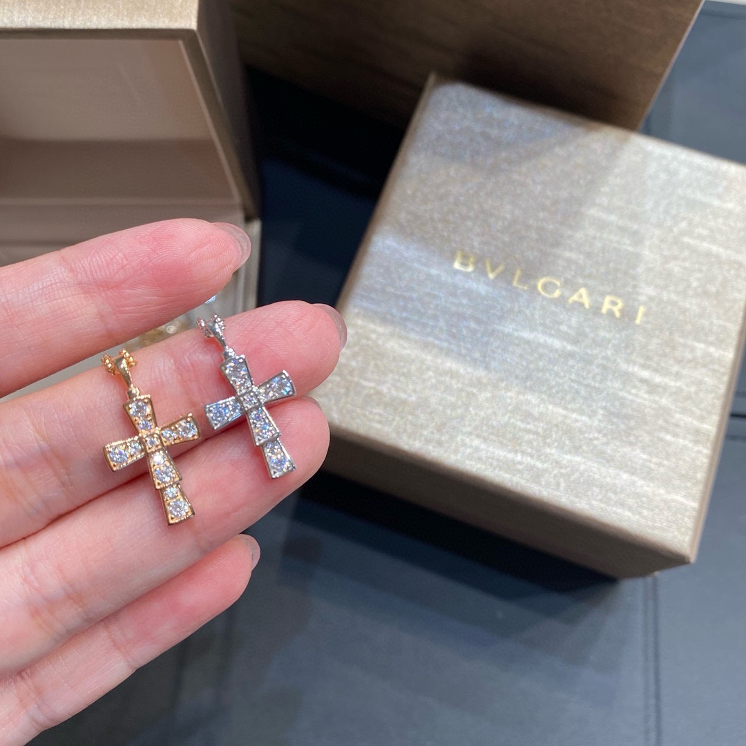 批发价Bv最新蛇骨十字架项链 Bv最新蛇骨十字架项链，特别精美❗把蛇骨设计成十字架项链，这个设计必须给个