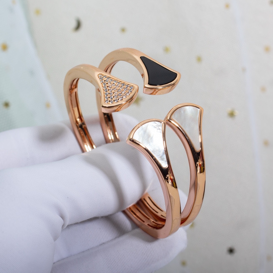 DIVAS′ DREAM系列手镯体现意式优雅魅力,以神秘且令人难以忘怀的气质,释放女性力量。魅力四射的精