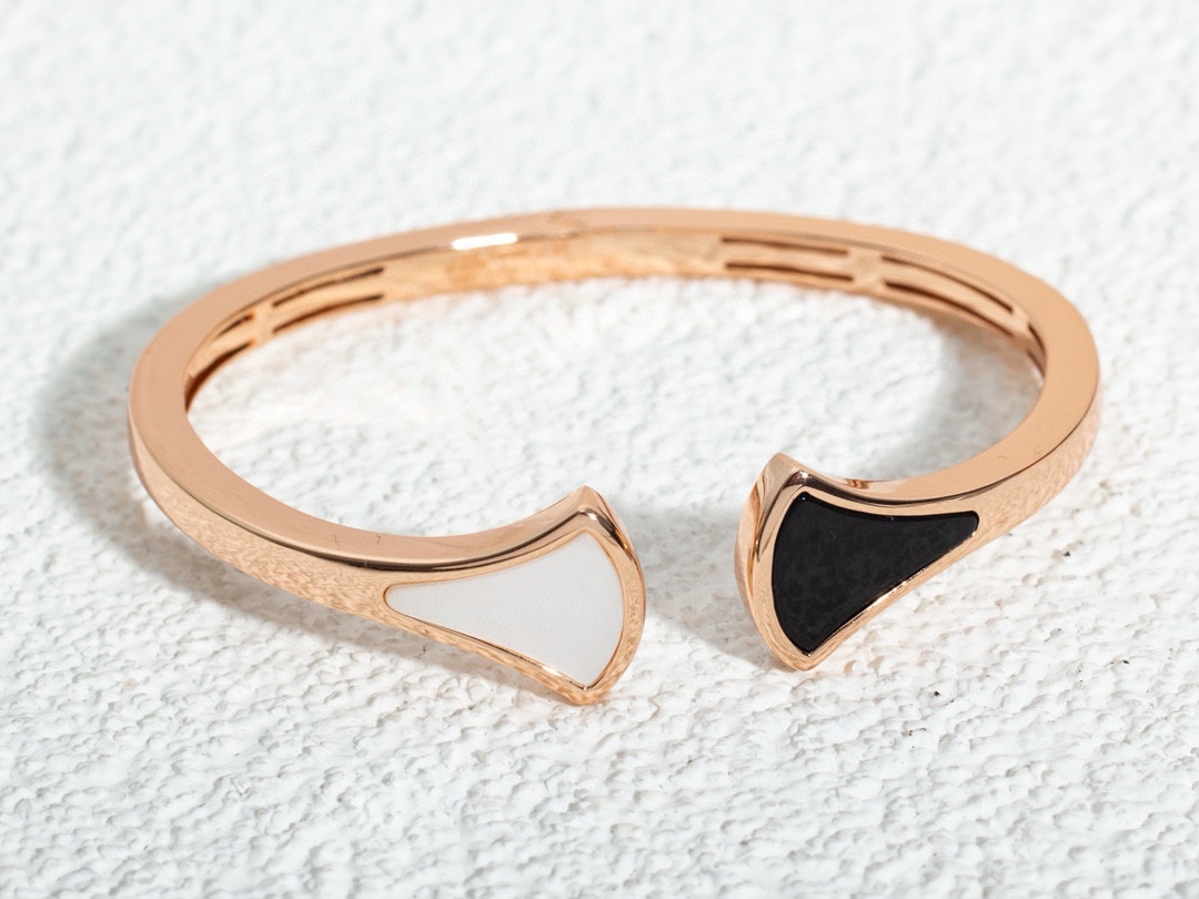 DIVAS′ DREAM系列手镯体现意式优雅魅力,以神秘且令人难以忘怀的气质,释放女性力量。魅力四射的精